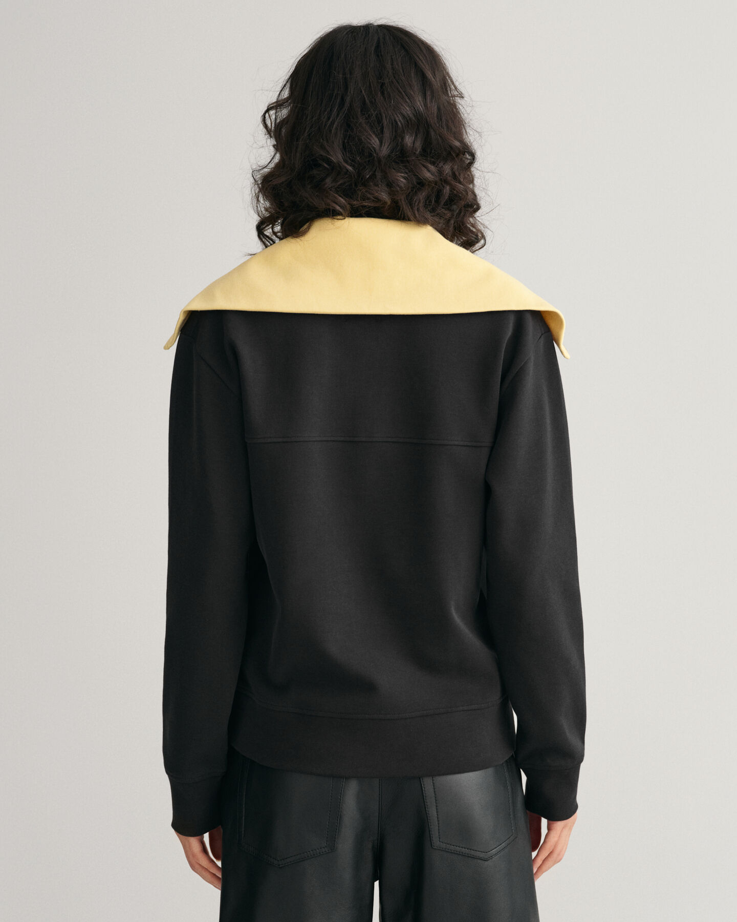 Sweatshirt med halv lynl&aring;s og farveblokke