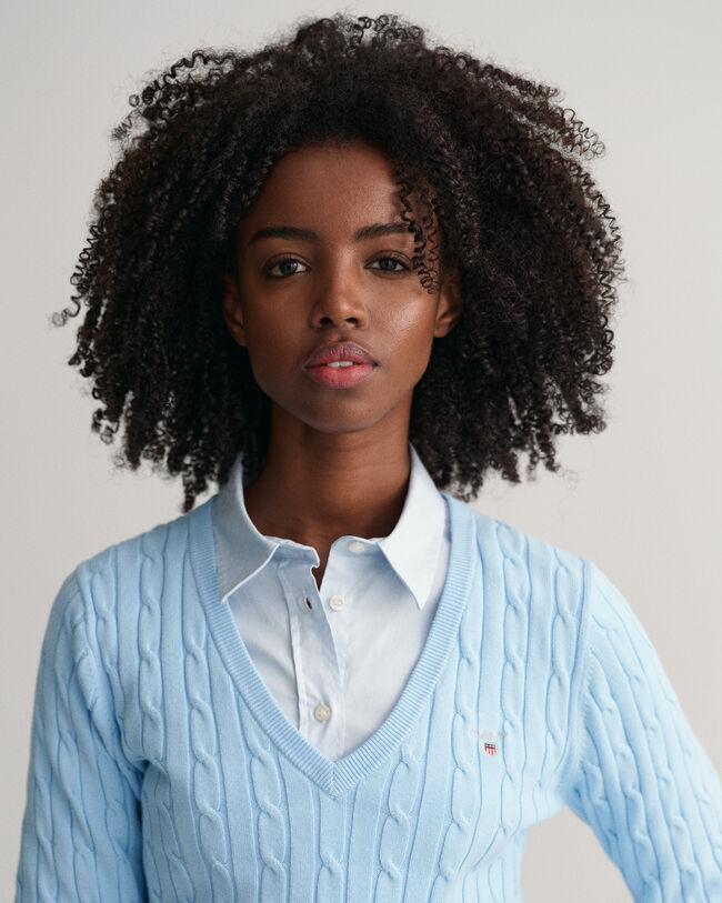 Kabelsweater af str&aelig;kbomuld med V-hals