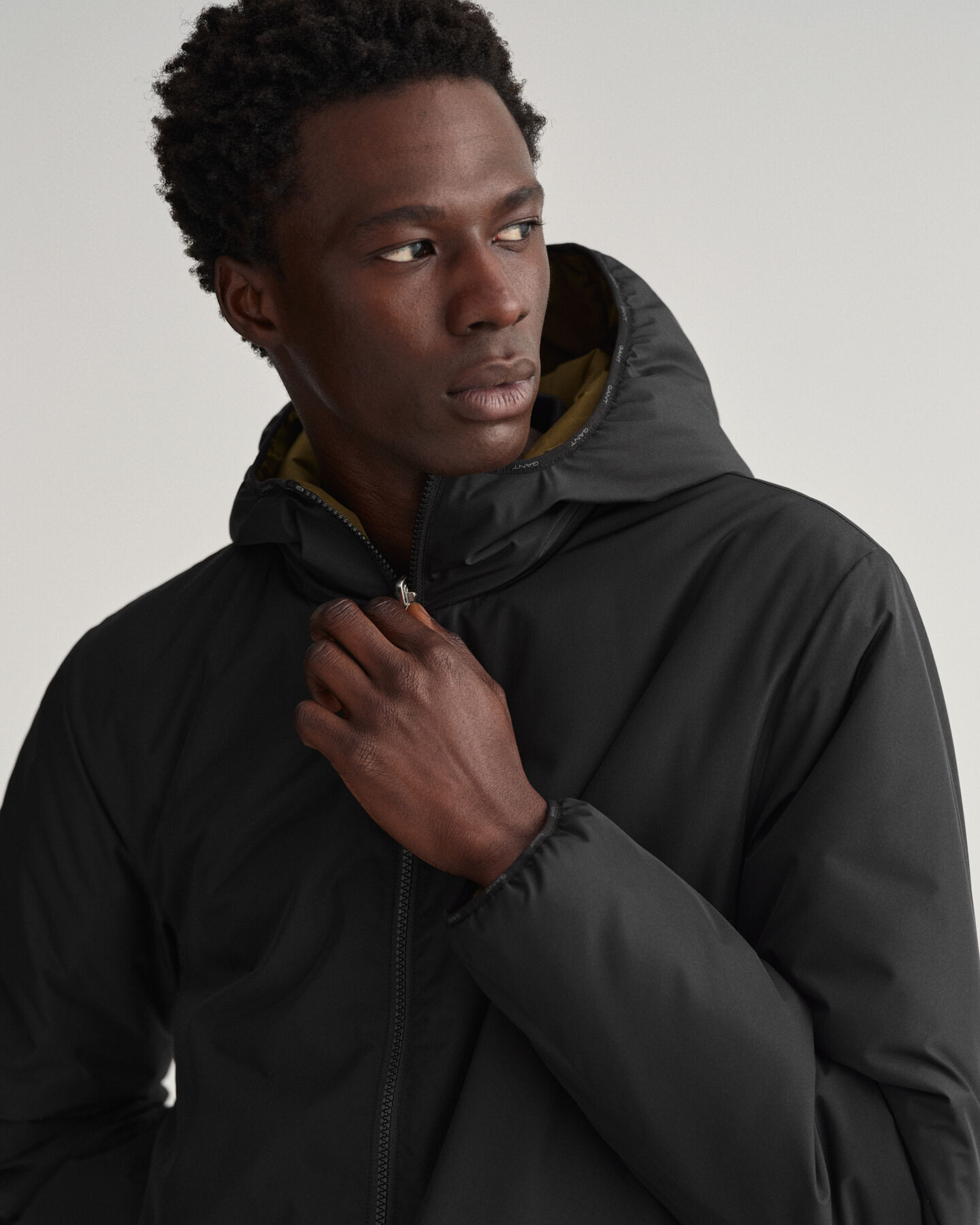 Vendbar jakke med h&aelig;tte