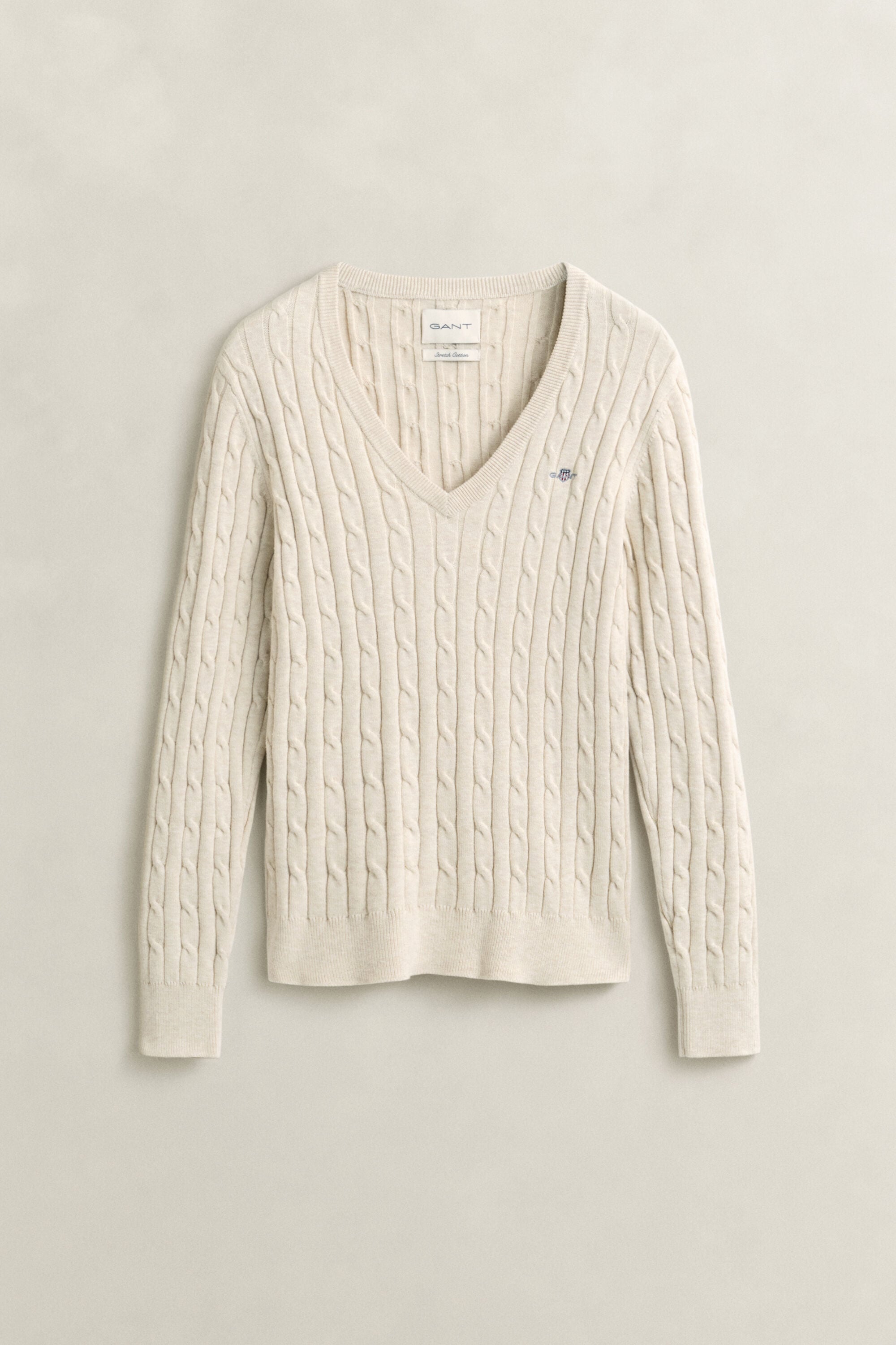 Kabelstrikket sweater af strækbomuld med V-hals