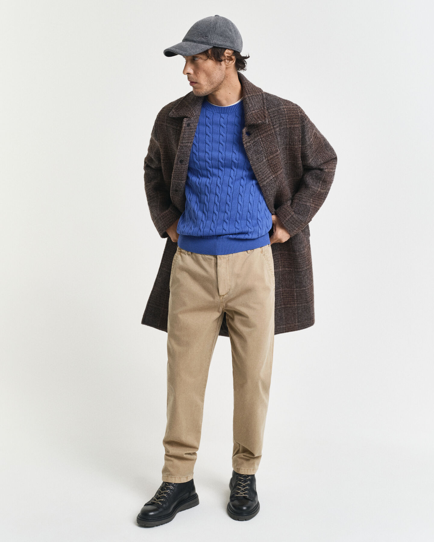 Crewneck sweater af bomuld med kabelstrik