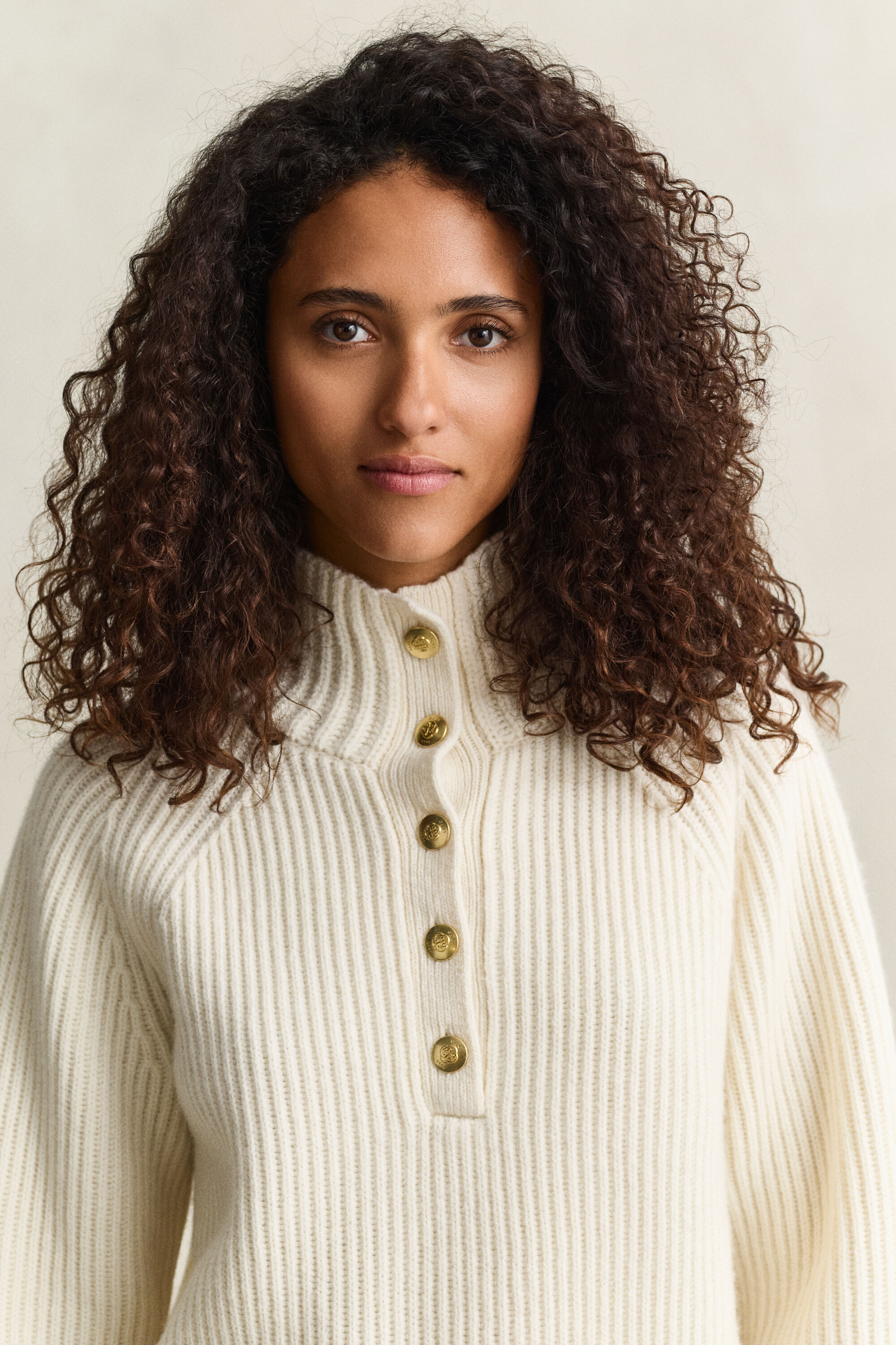 Sweater i lammeuld med knapper