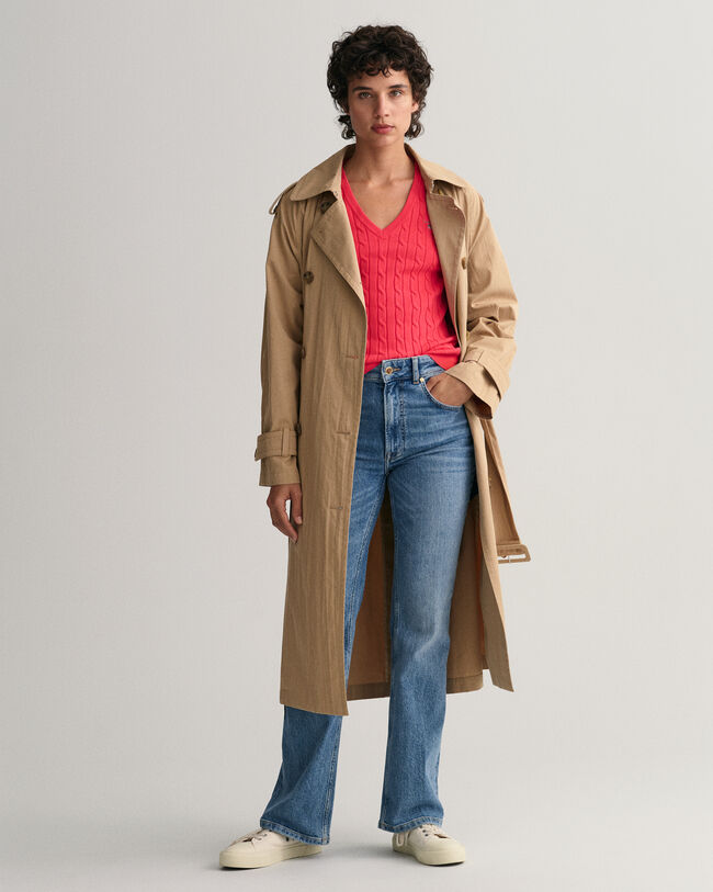 Kabelstrikket sweater af str&aelig;kbomuld med V-hals