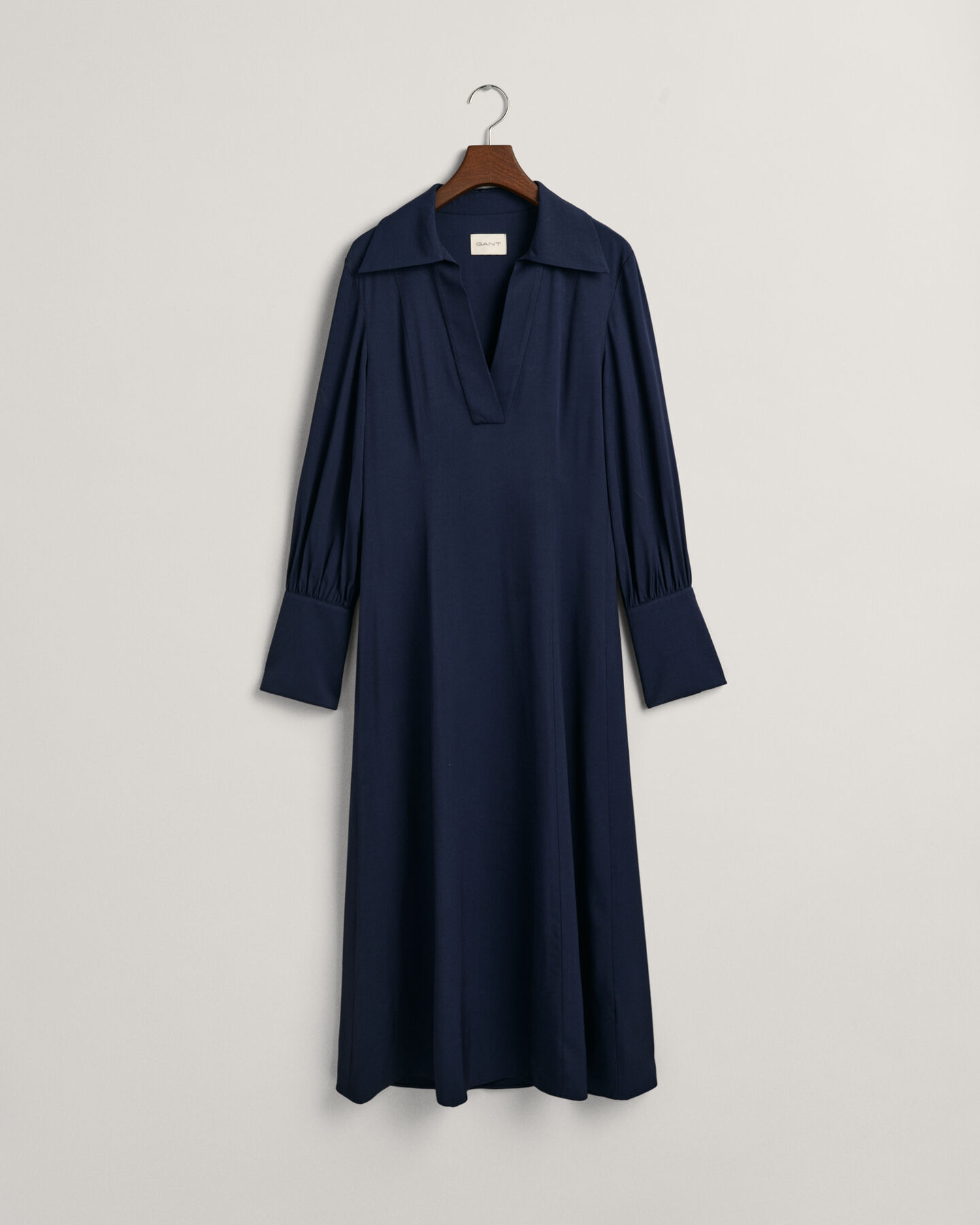 Slim fit kjole med høje manchetter