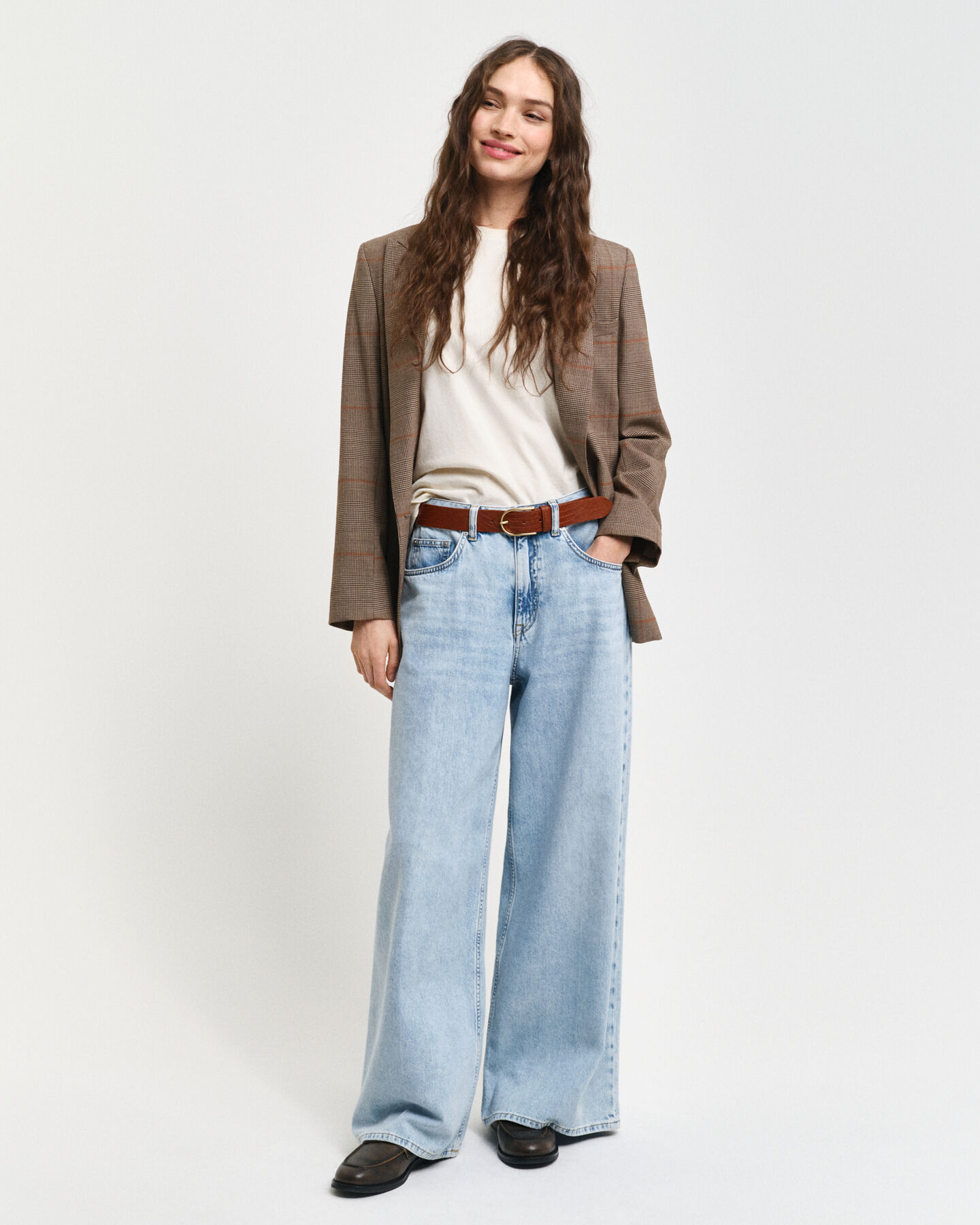 Jeans med pressefolder og brede ben