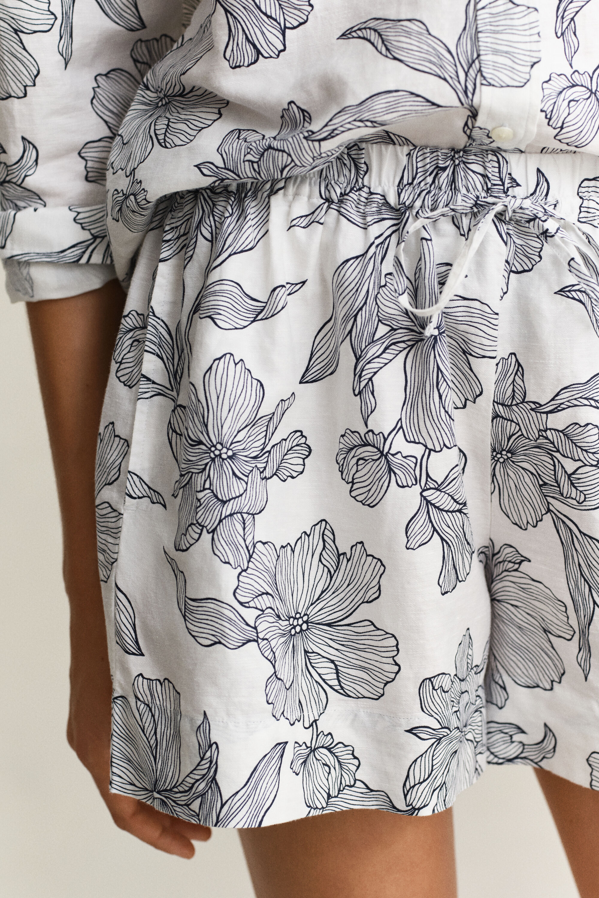 Blomstrede shorts af hør