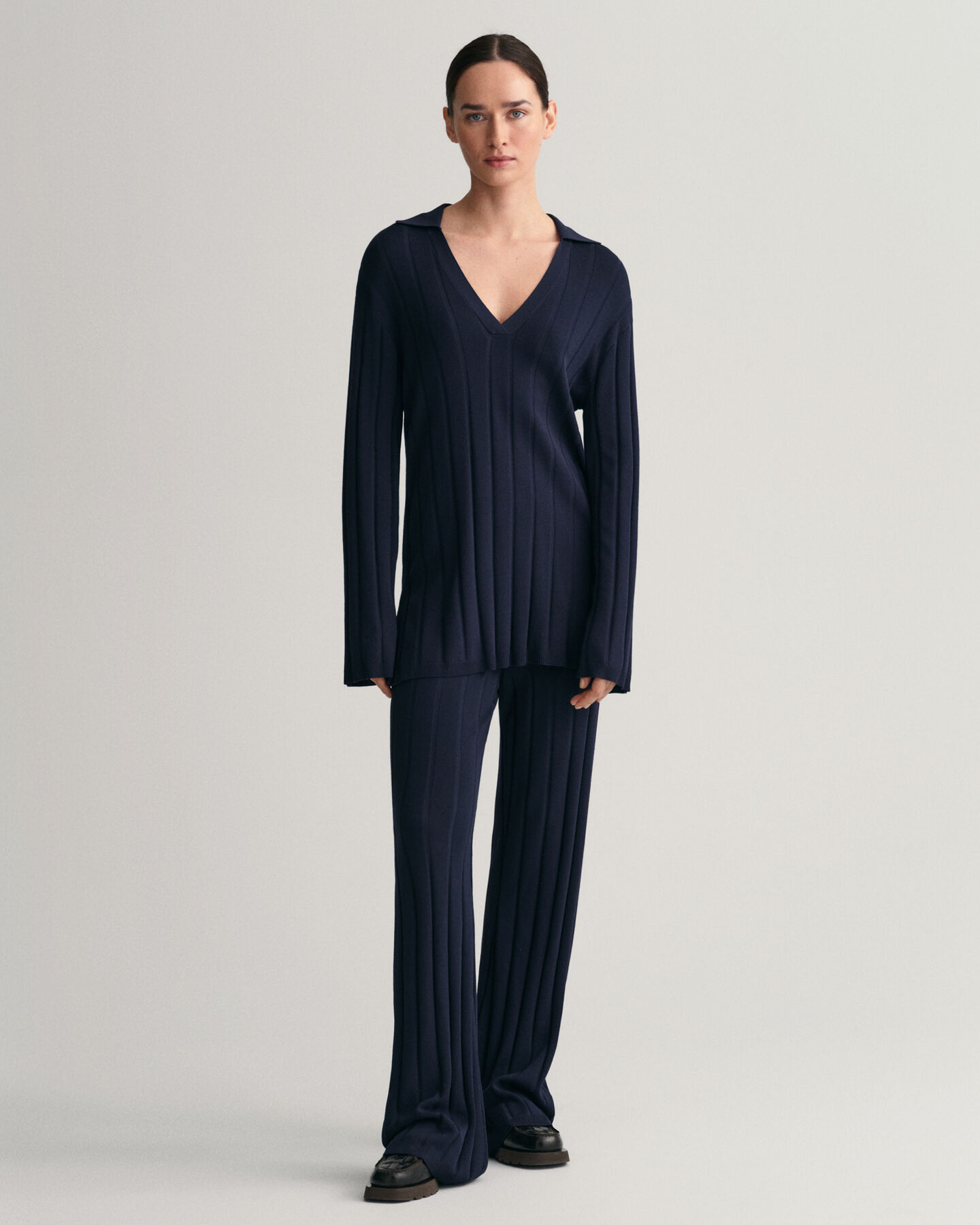 Ribstrikket sweater med åben krave