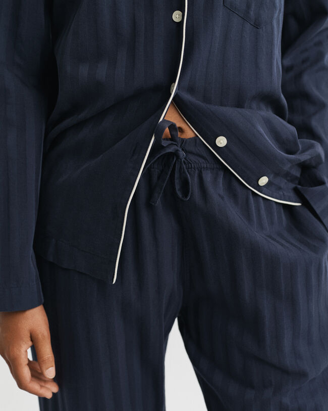 Pyjamassæt af satin med striber i gaveæske