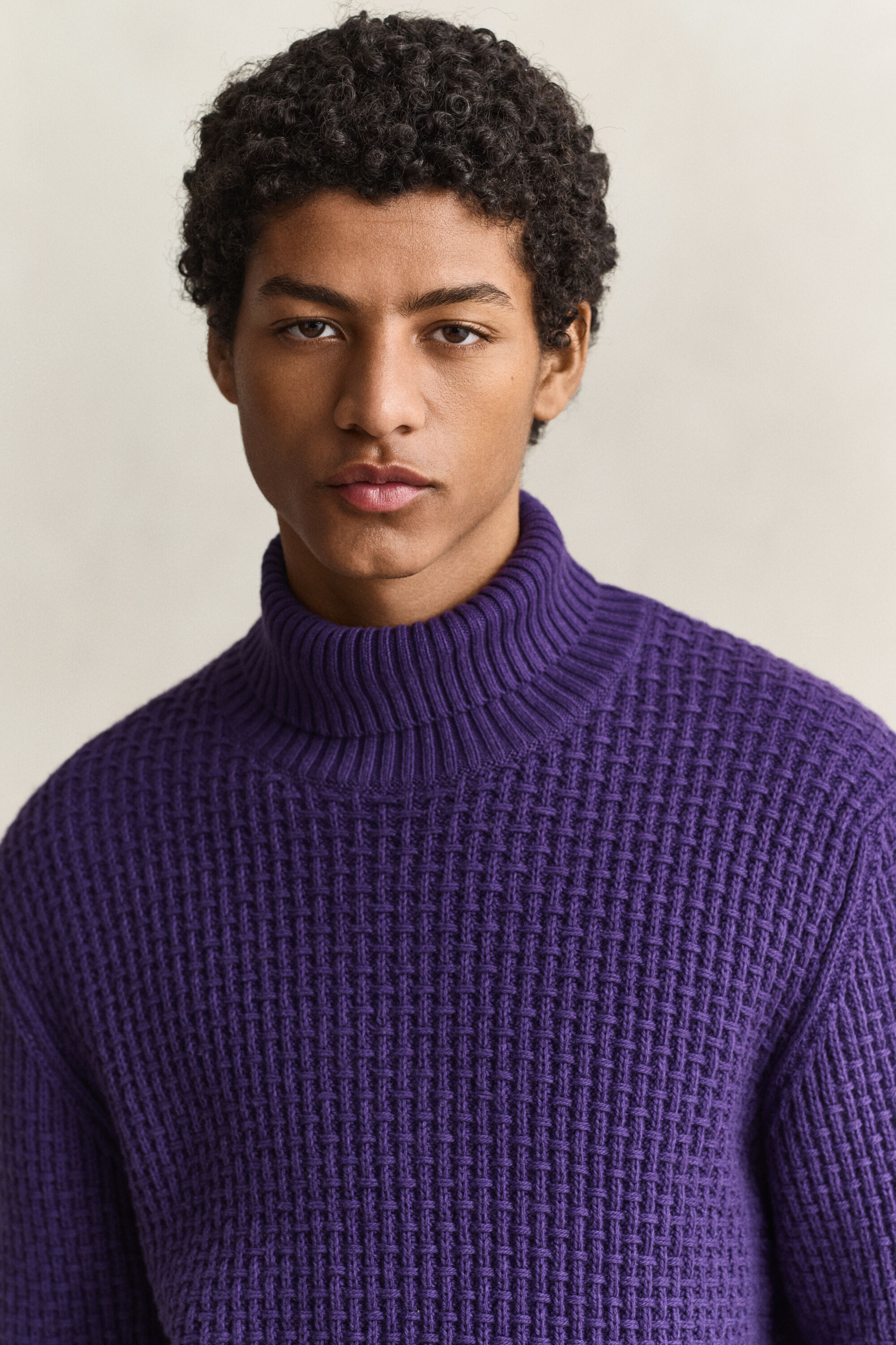 Tekstureret sweater i bomuld og uld med rullekrave