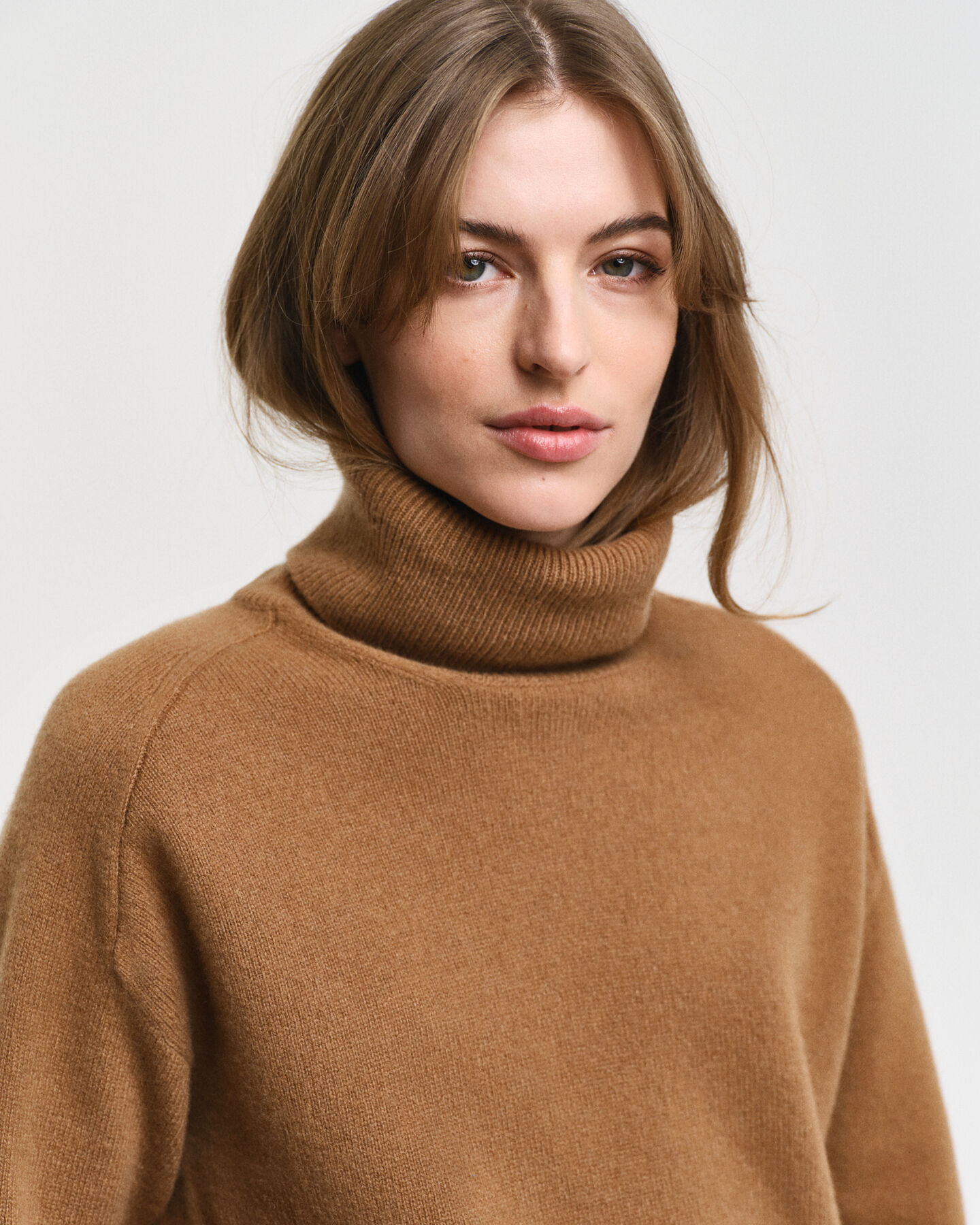 Sweater med rullekrave og sildebensmønstrede detaljer