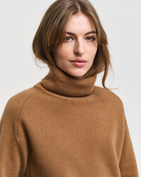 Sweater med rullekrave og sildebensmønstrede detaljer