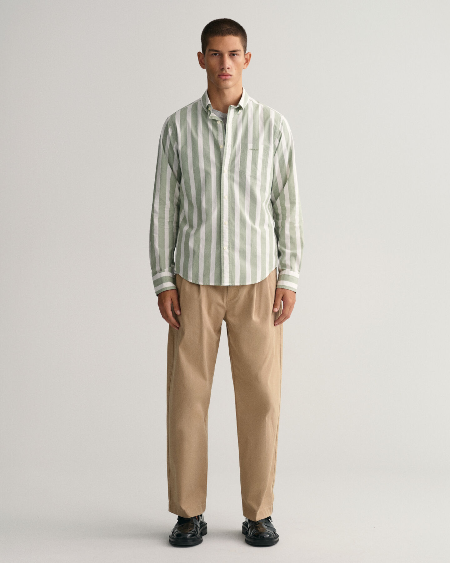 Regular fit t&aelig;tv&aelig;vet skjorte med brede striber