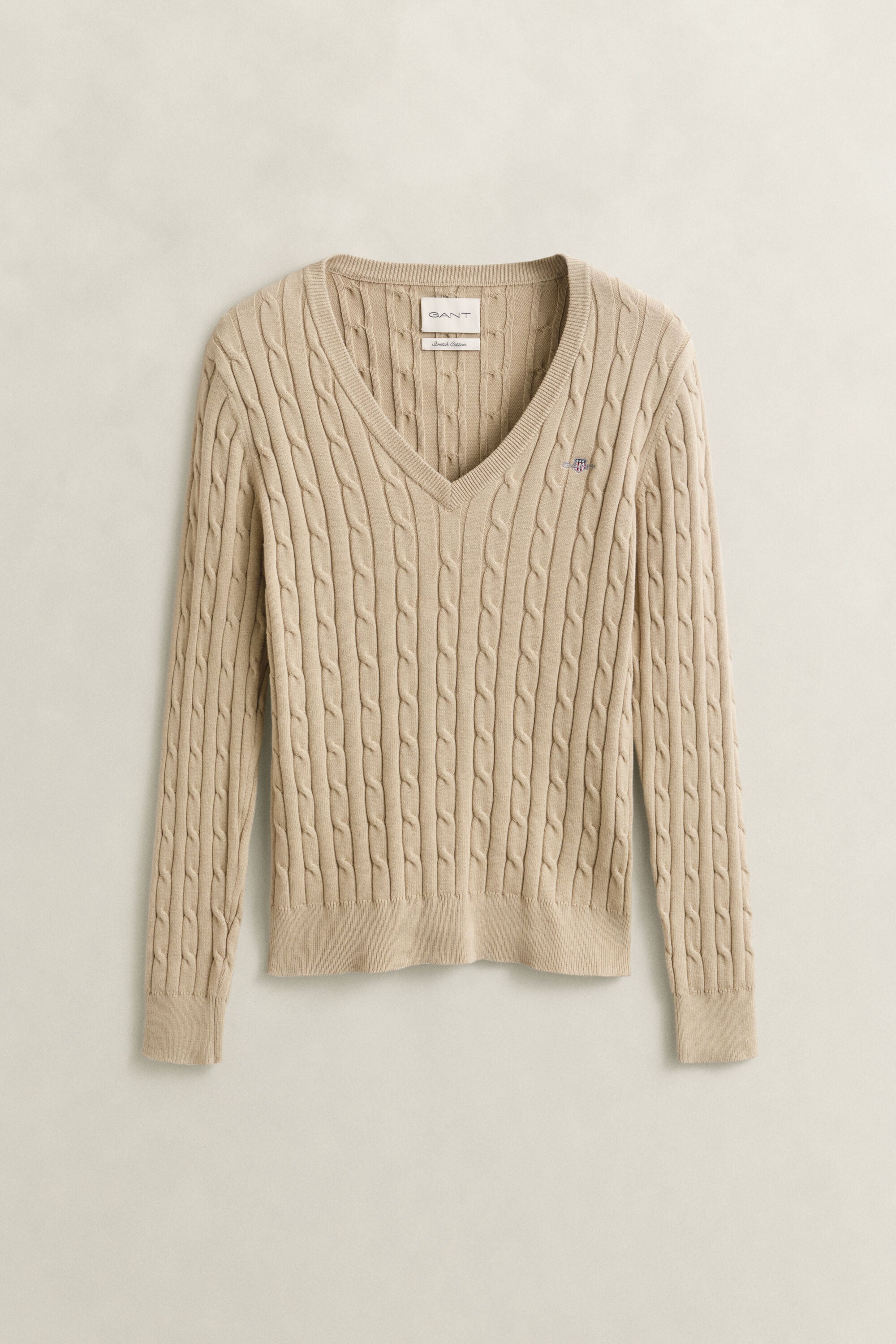 Kabelstrikket sweater af strækbomuld med V-hals