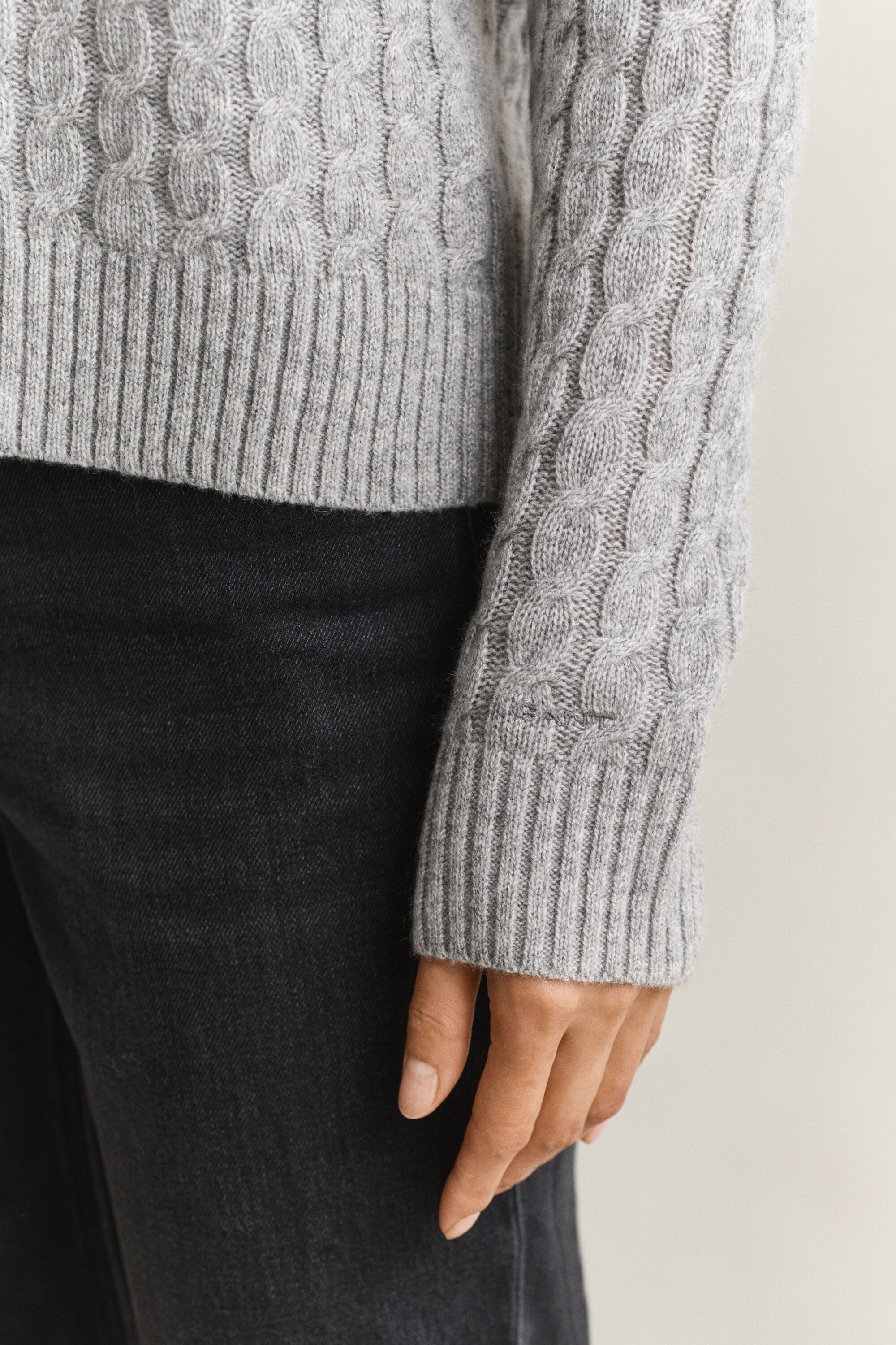 Sweater af kashmir med kabelstrik