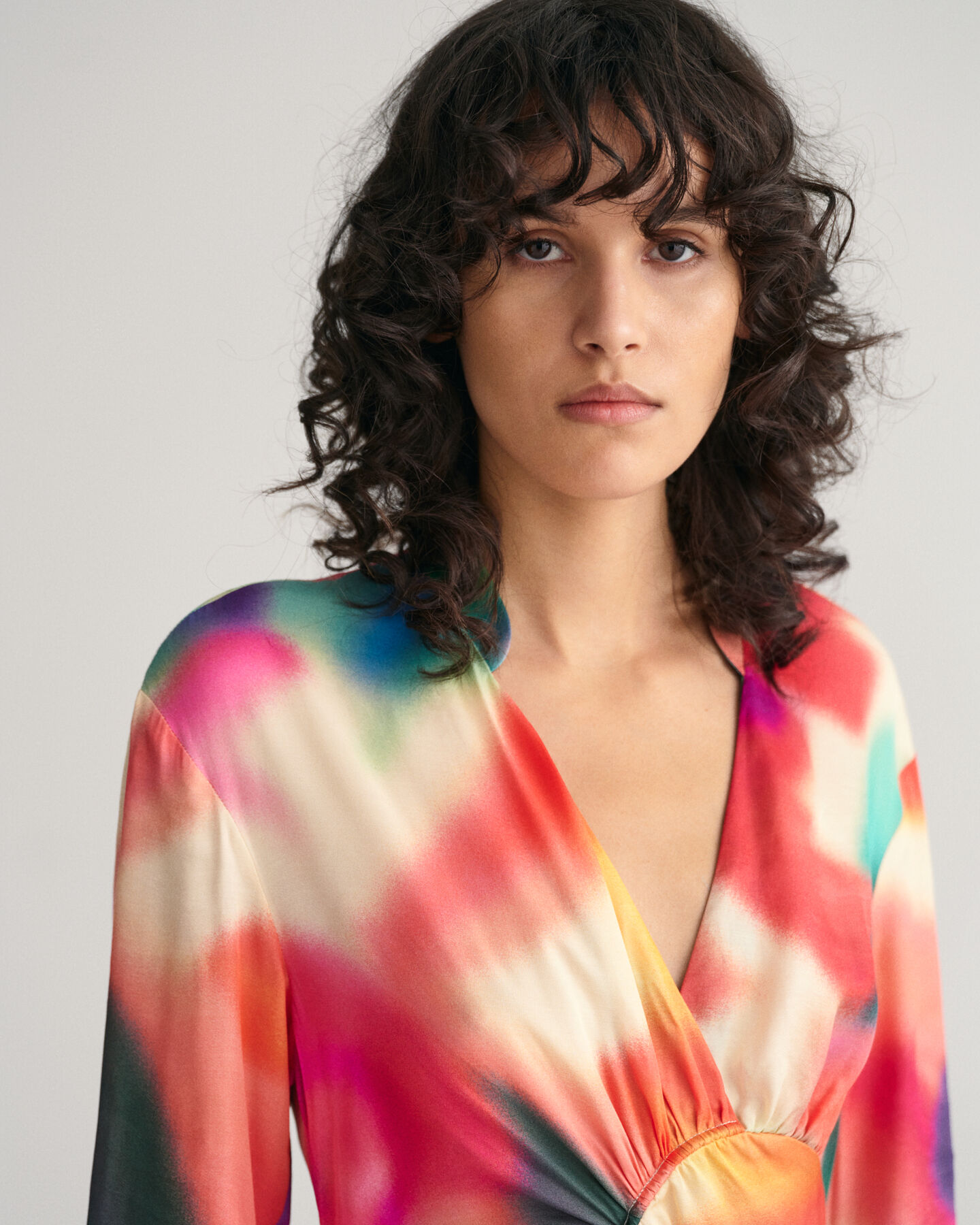 Kjole med rynker og blomstertryk