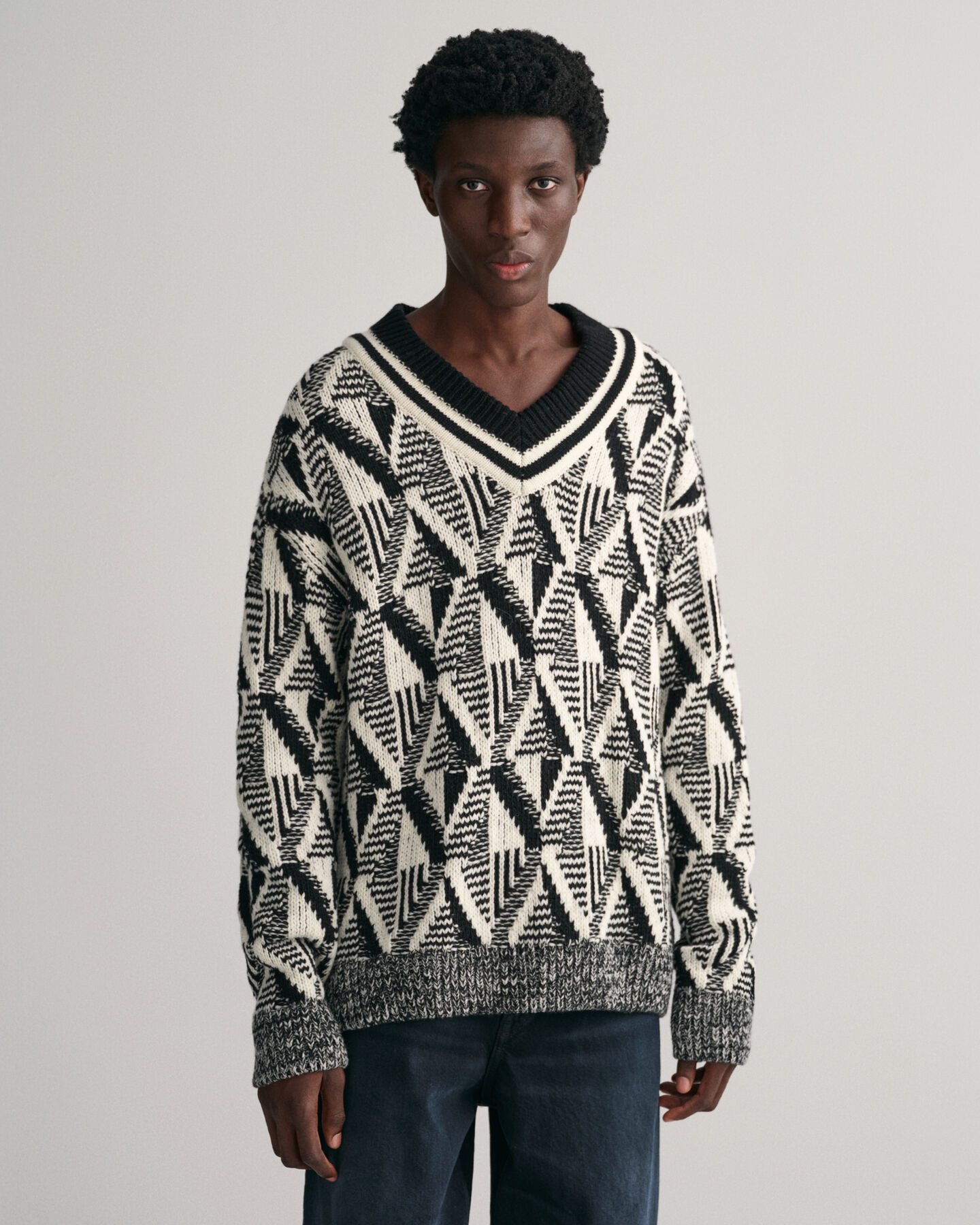 Geometric-m&oslash;nstret sweater med V-hals
