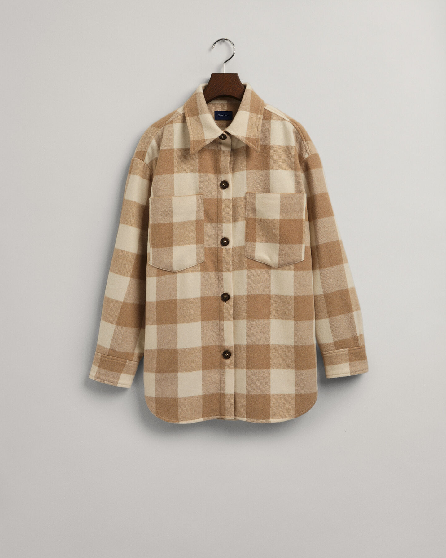 Relaxed fit ternet overskjorte