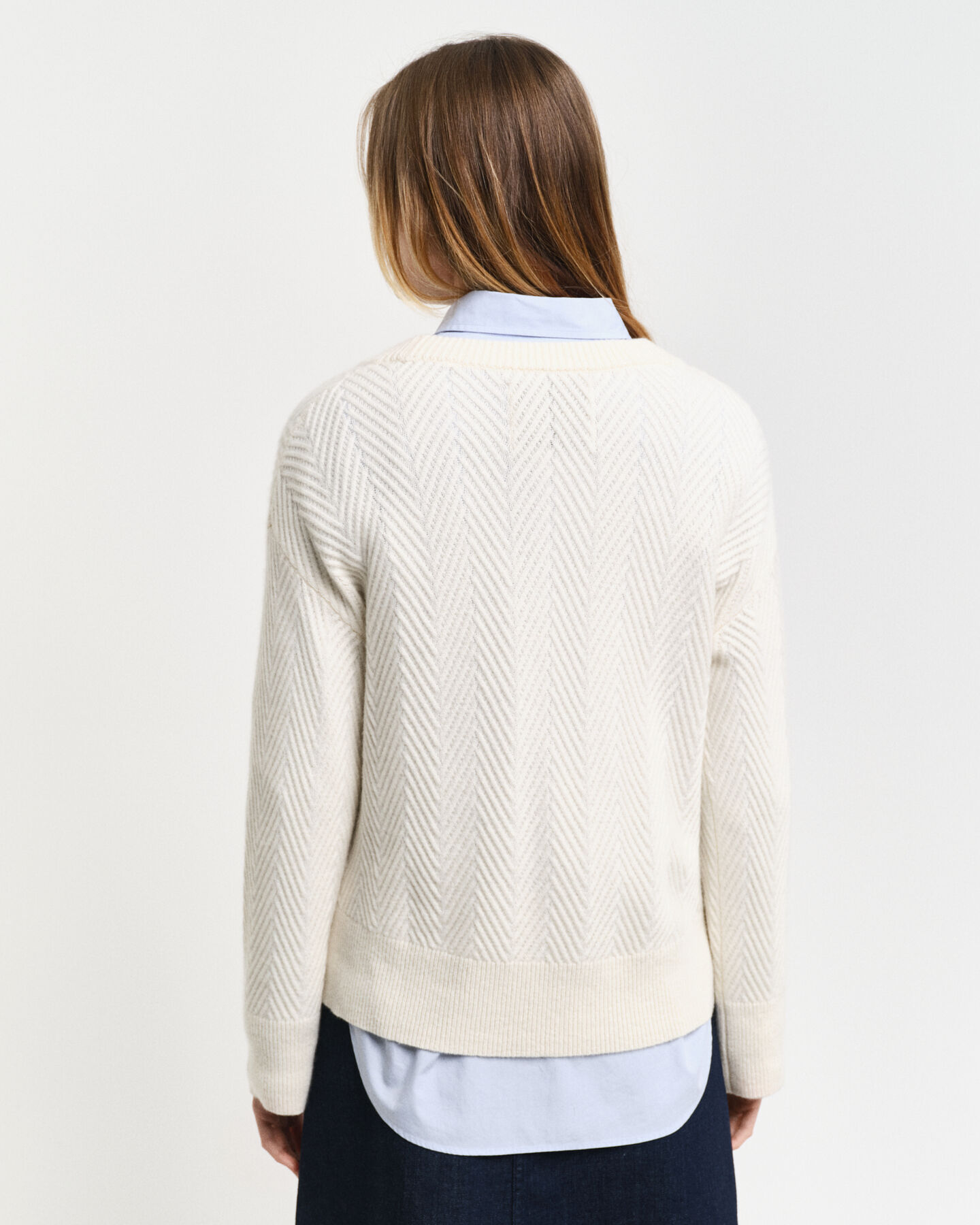 Sildebensm&oslash;nstret sweater med V-hals