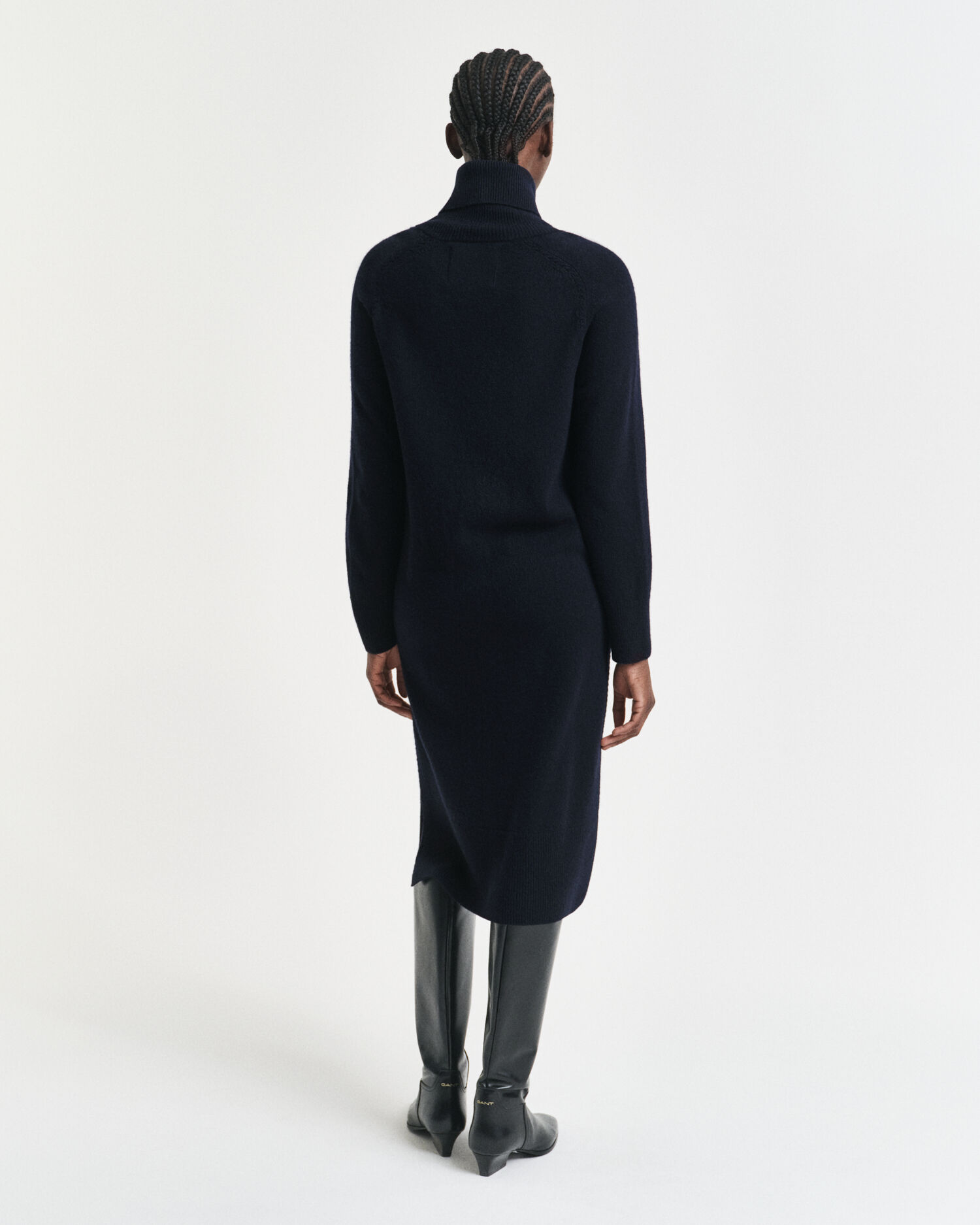 Kjole med rullekrave og strikdetaljer