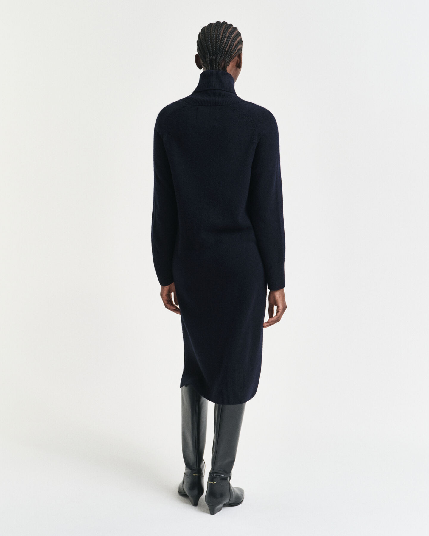 Kjole med rullekrave og strikdetaljer