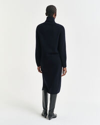 Kjole med rullekrave og strikdetaljer