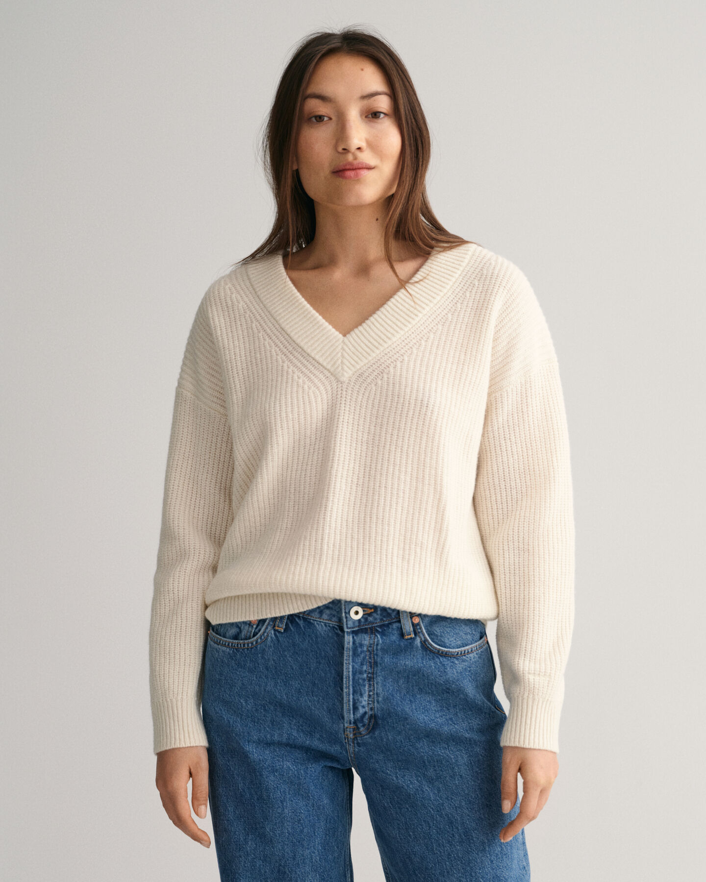 Ribstrikket sweater i uld med V-hals