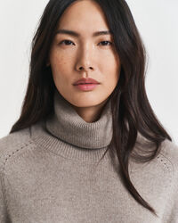 Kjole med rullekrave og strikdetaljer