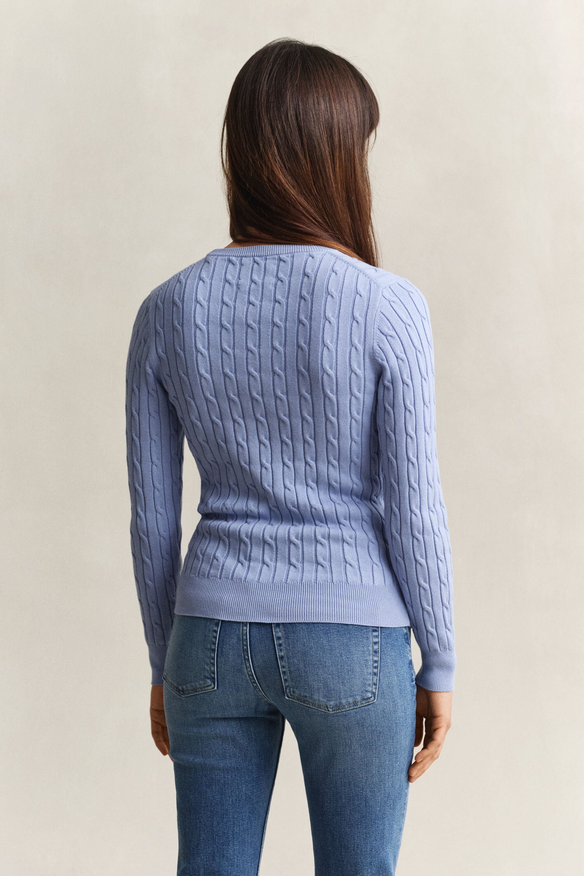 Crewneck sweater af strækbomuld med kabelstrik