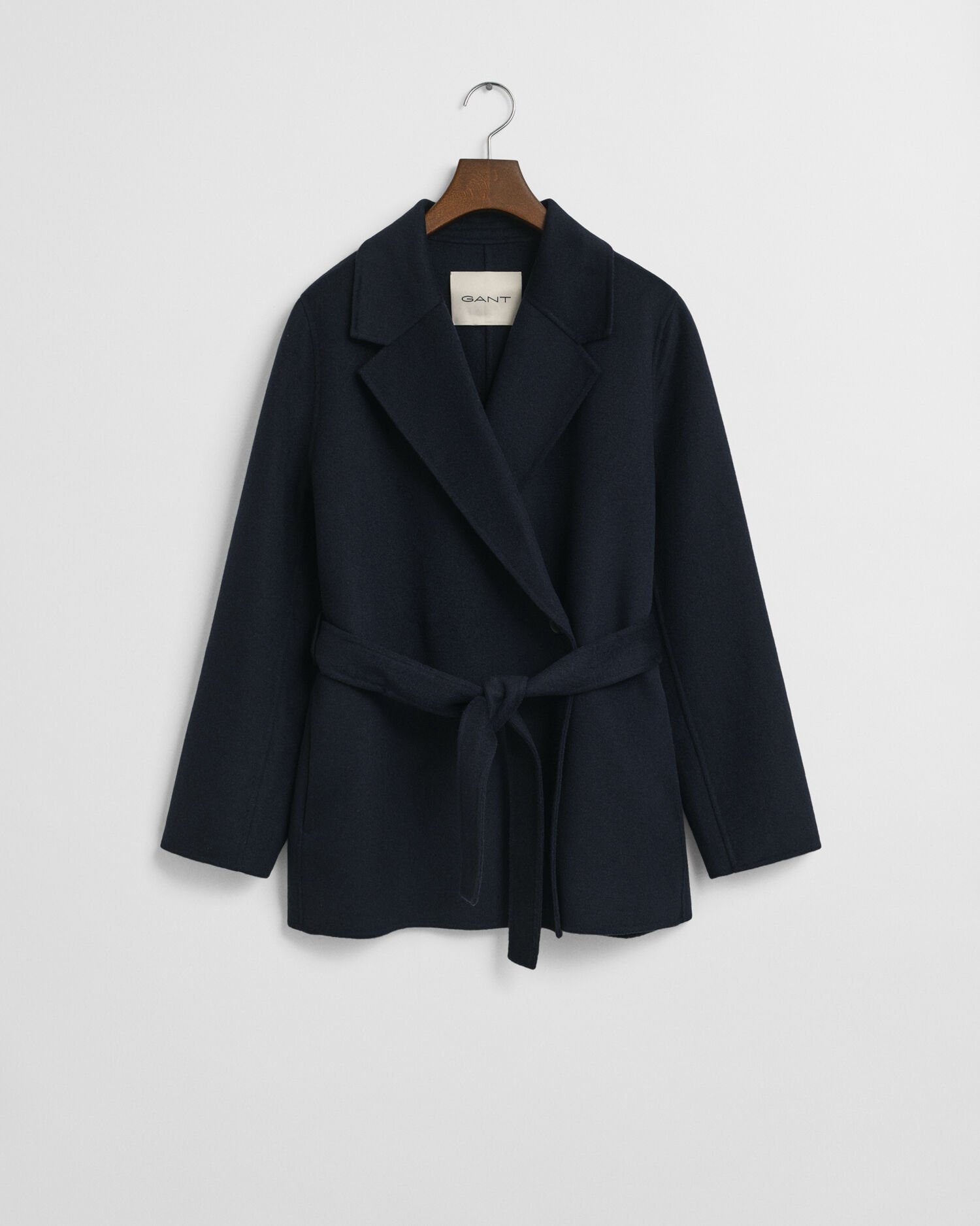 Håndsyet jakke med bælte