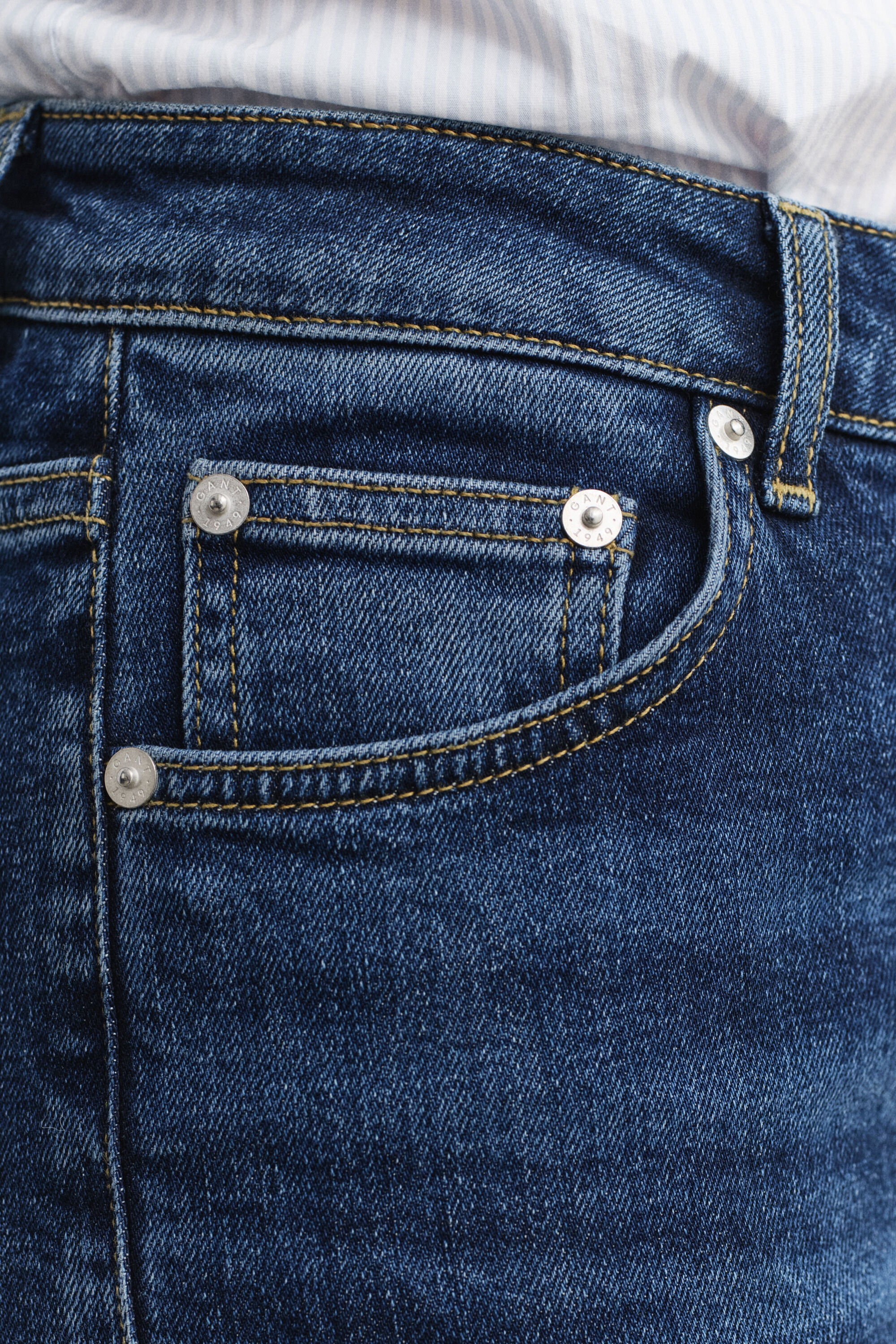 Slanke jeans med stræk og svaj