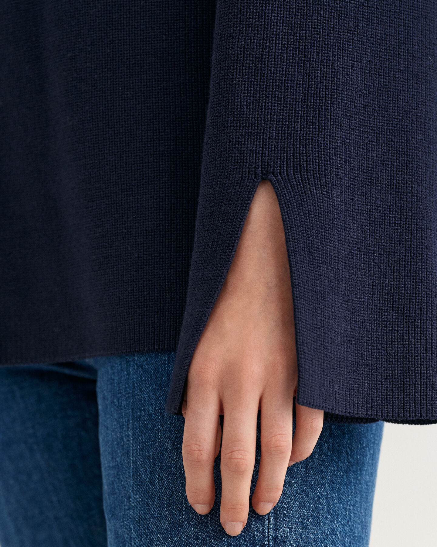 Ribstrikket sweater med mock-neck