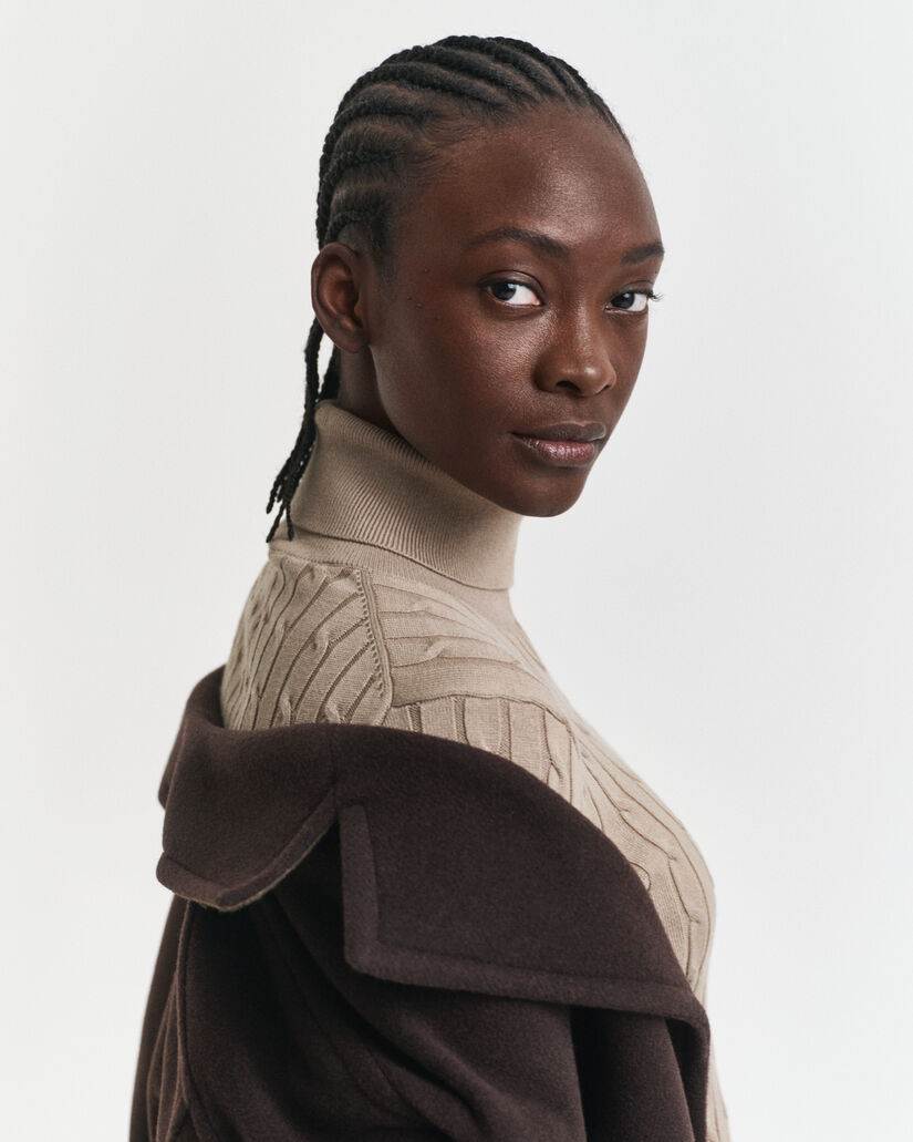 Kabelstrikket sweater af strækbomuld med rullekrave