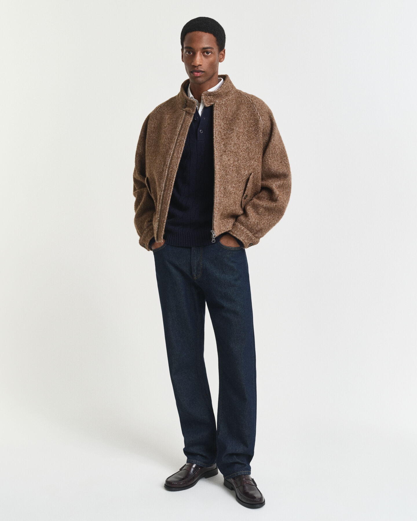 Polosweater af lammeuld med kabelstrik