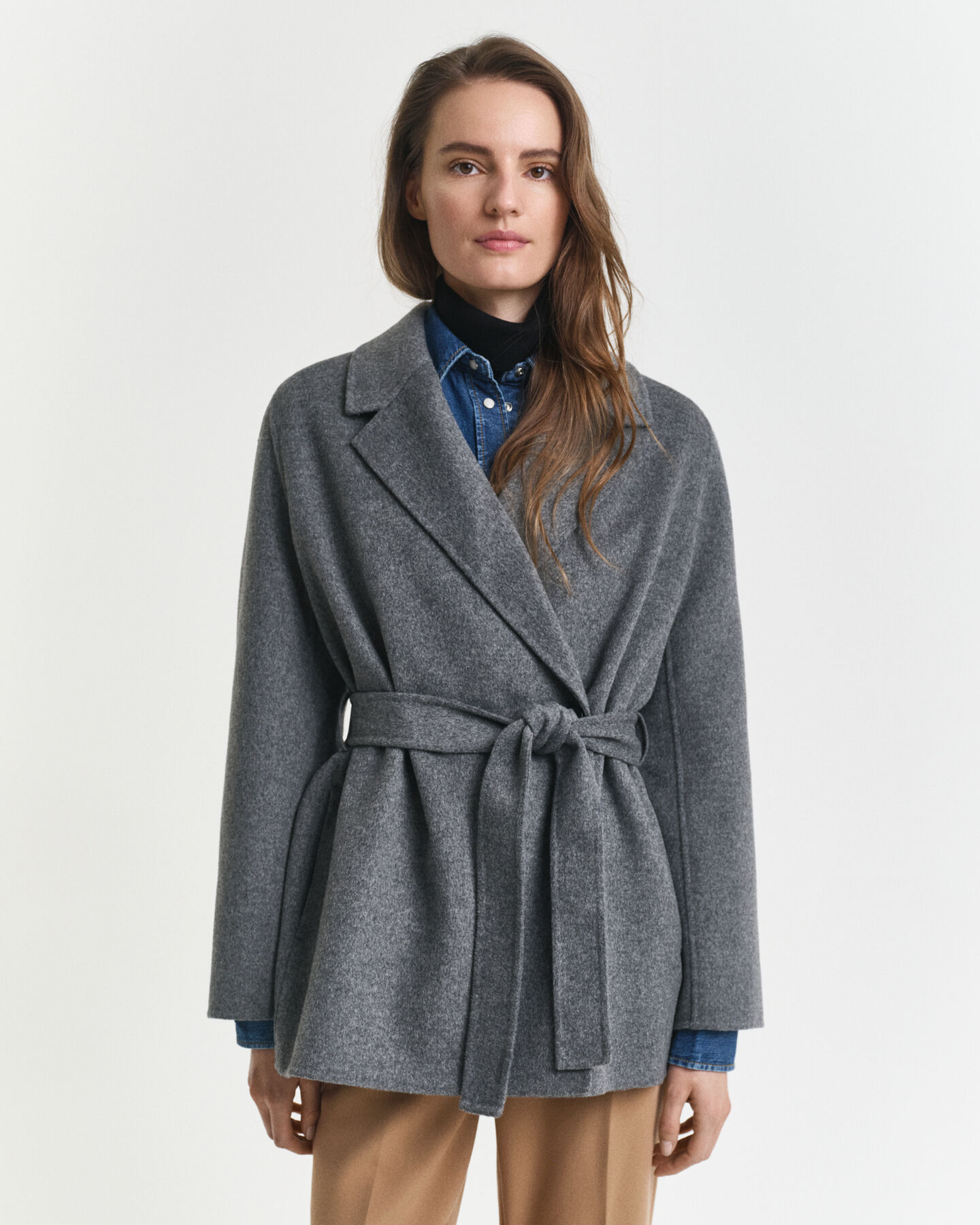 Håndsyet jakke med bælte