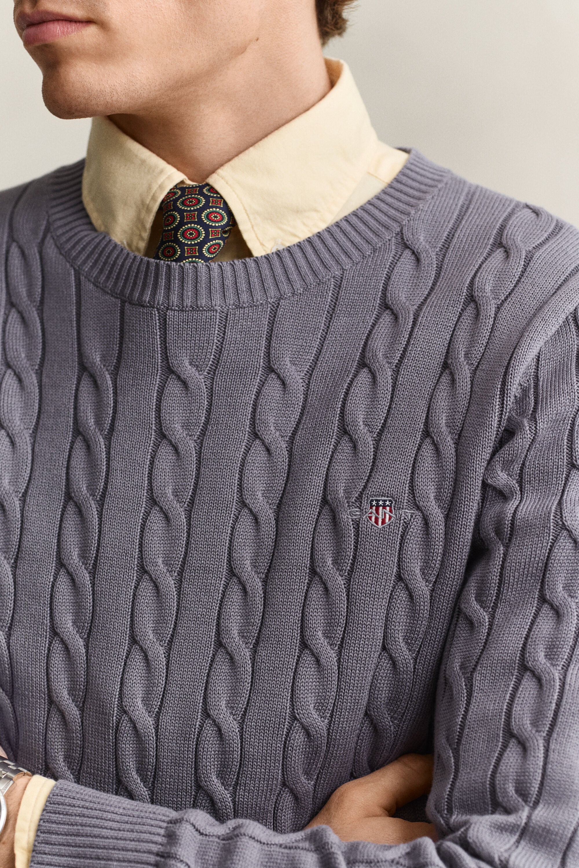 Crewneck sweater af bomuld med kabelstrik