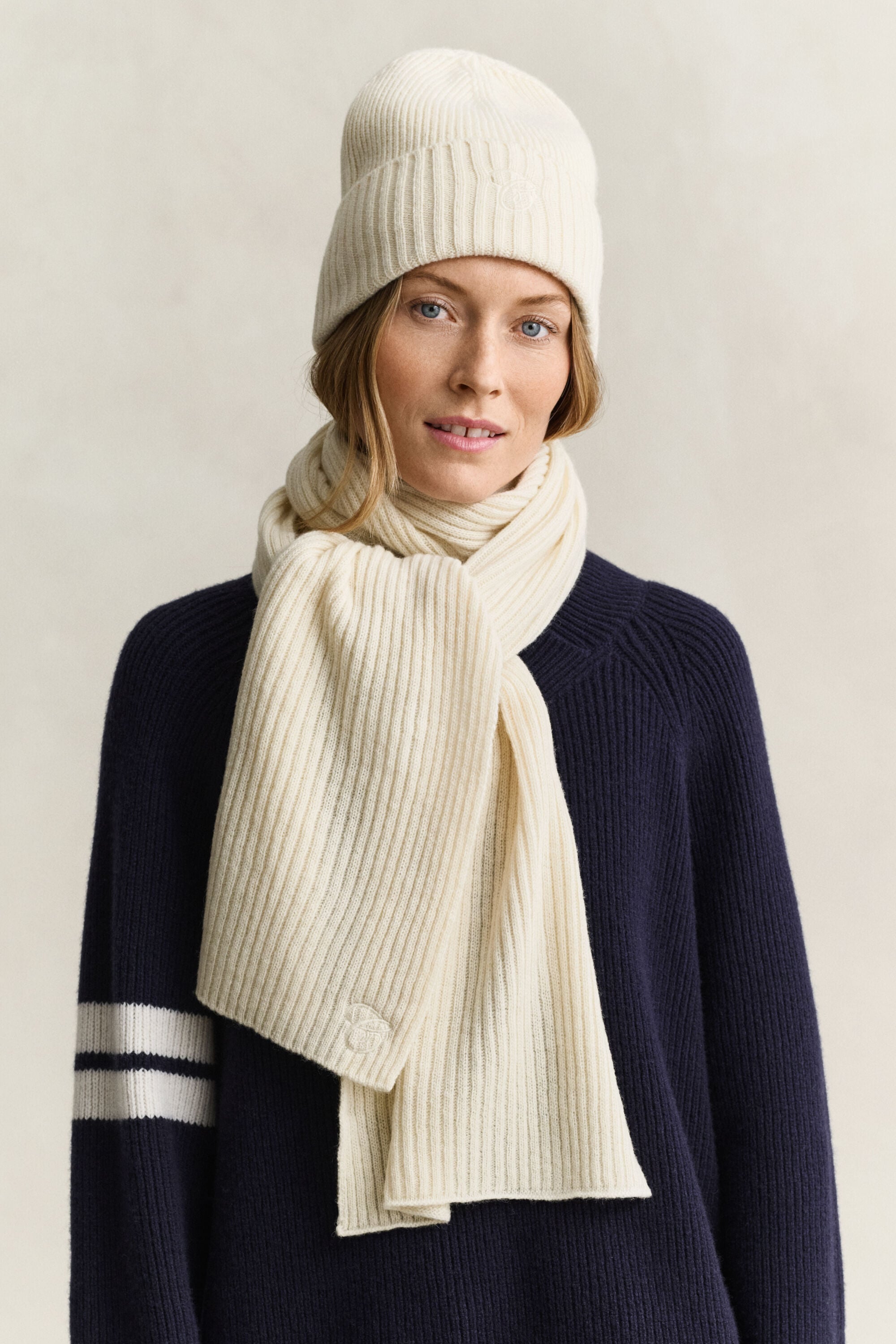 Gavesæt med broderet halstørklæde og beanie