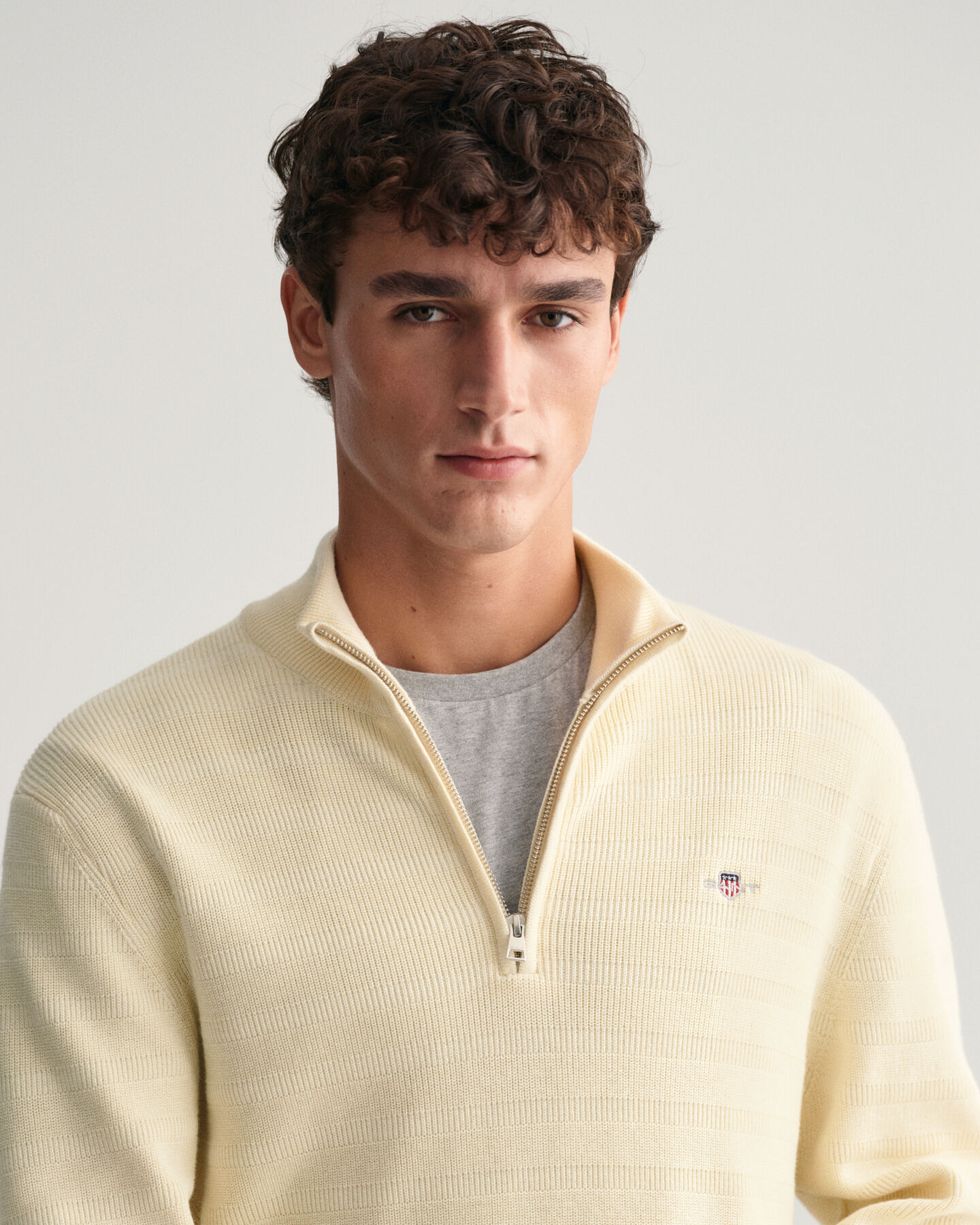 Stribet tekstureret sweater af bomuld med halv lynlås