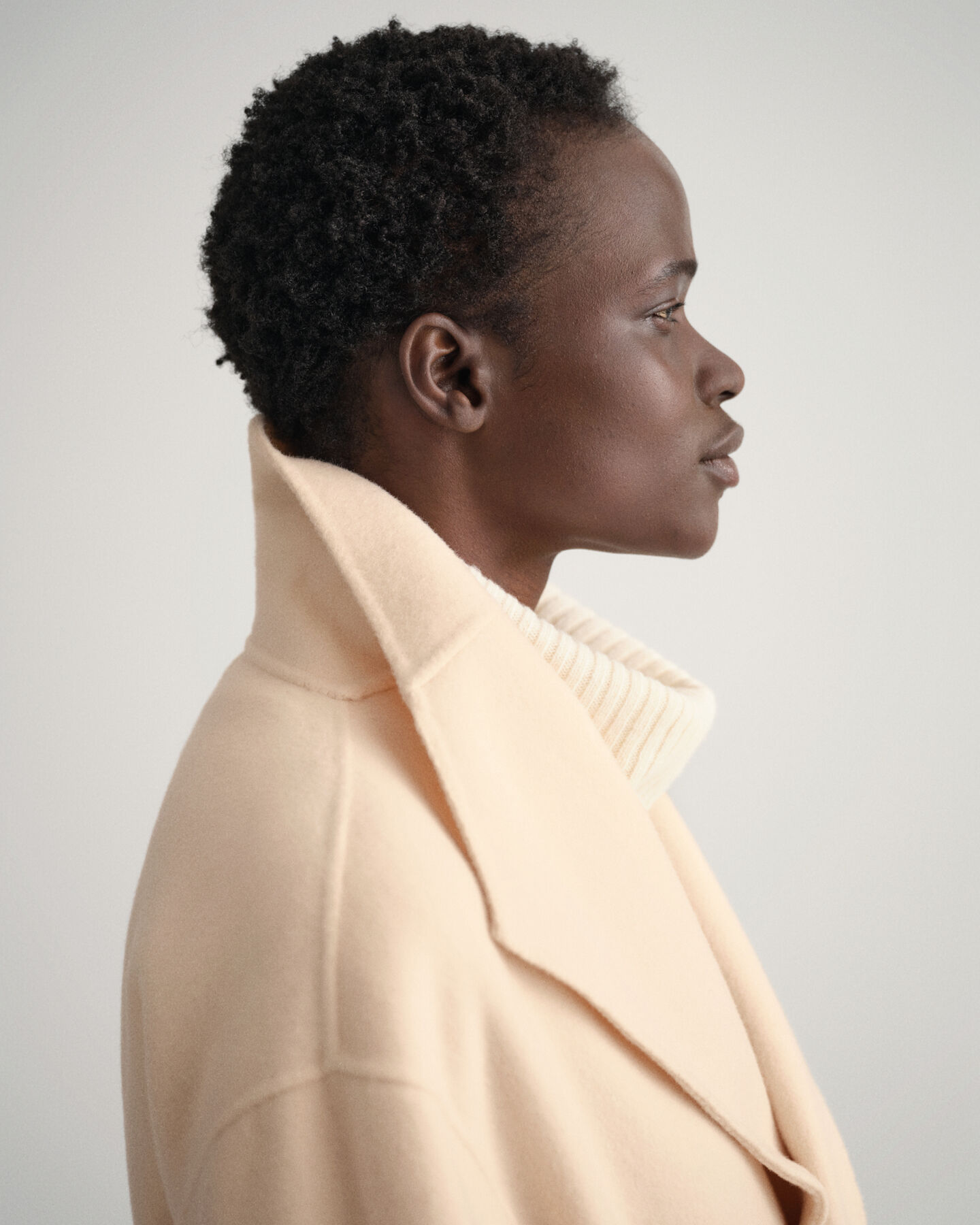 Håndsyet frakke med bælte