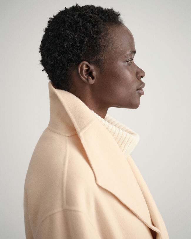 Håndsyet frakke med bælte