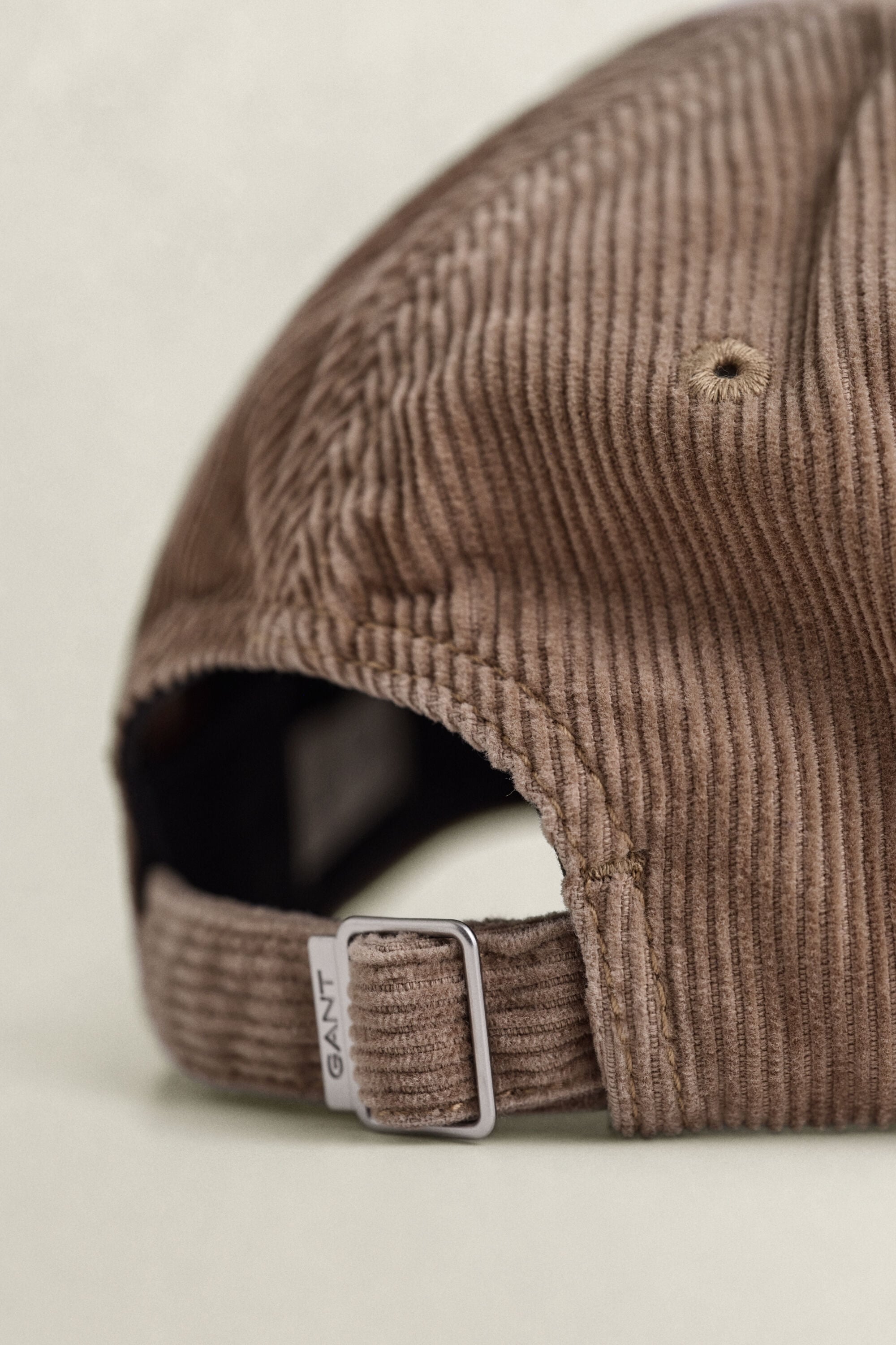 Shield cap af jernbanefløjl