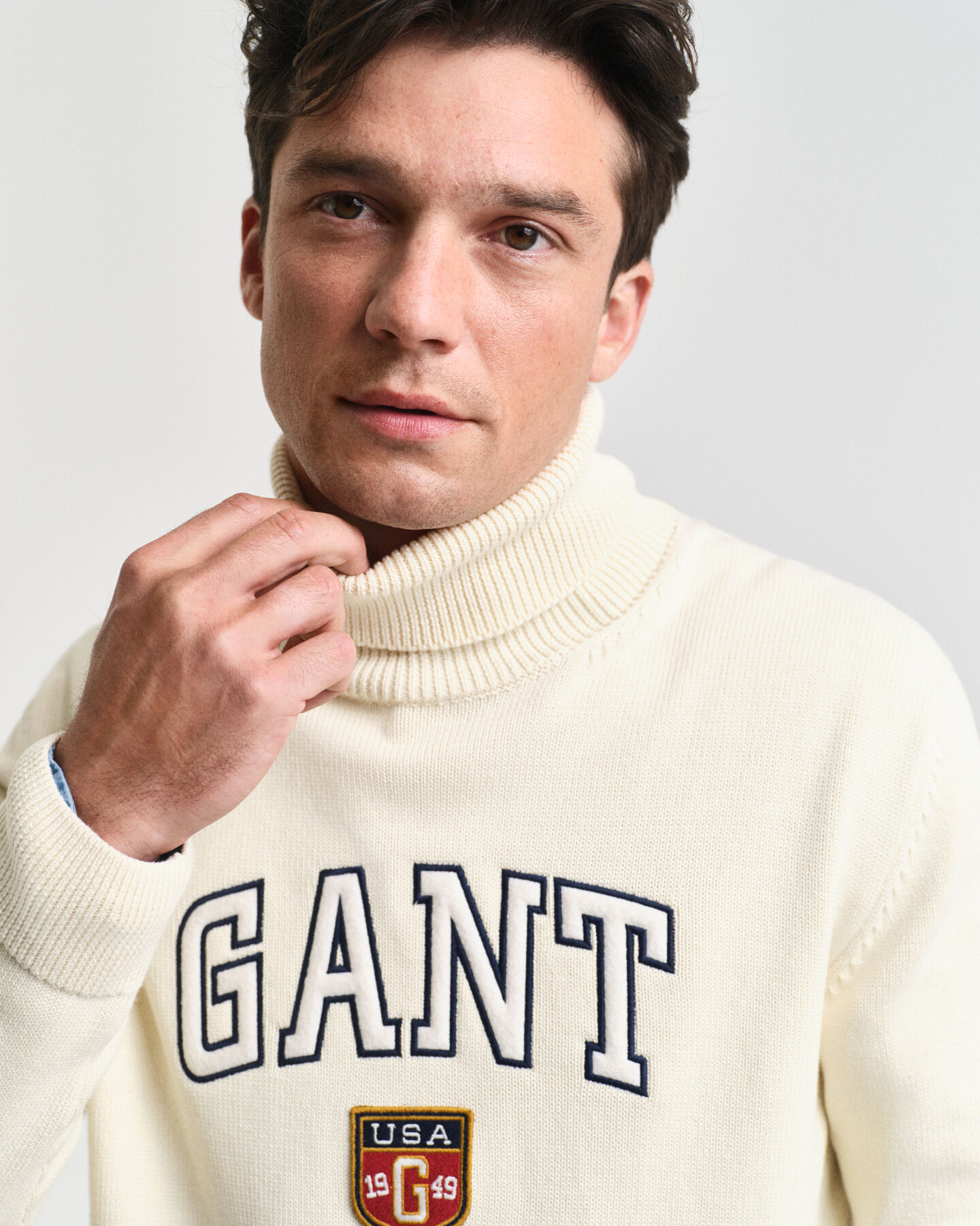 Sweater med GANT-grafik og rullekrave