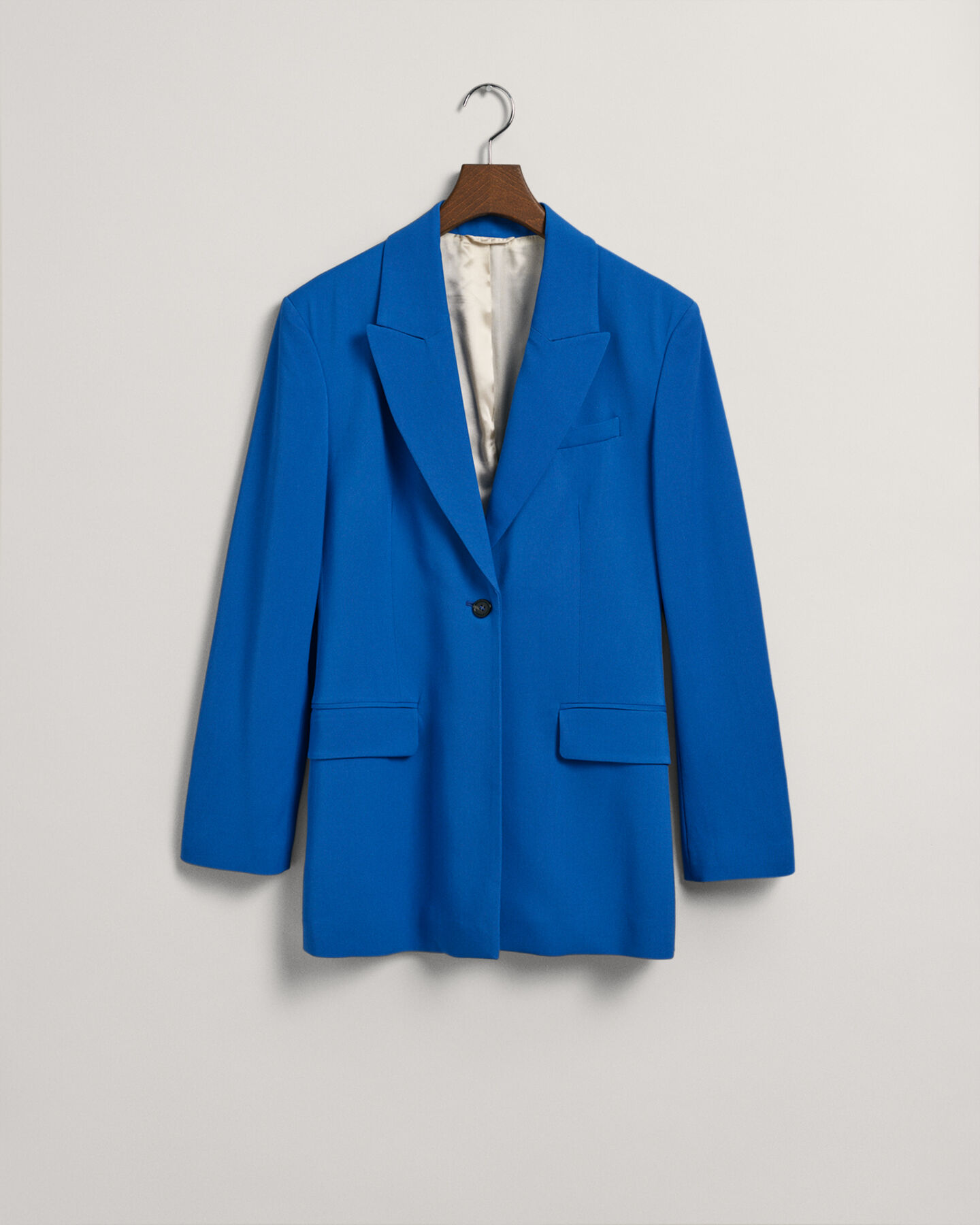 Tætsiddende blazer med brede skuldre