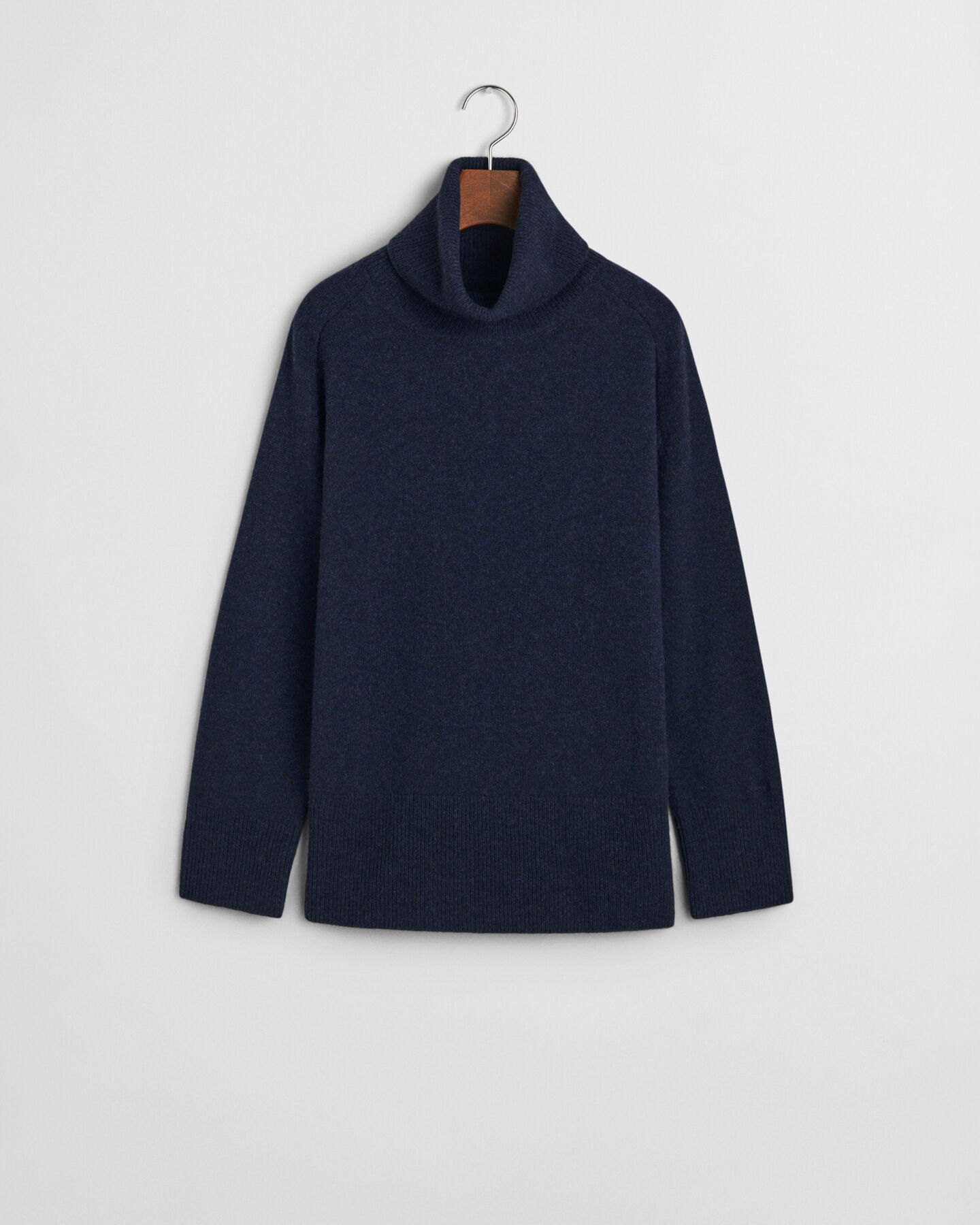 Sweater med rullekrave og sildebensmønstrede detaljer