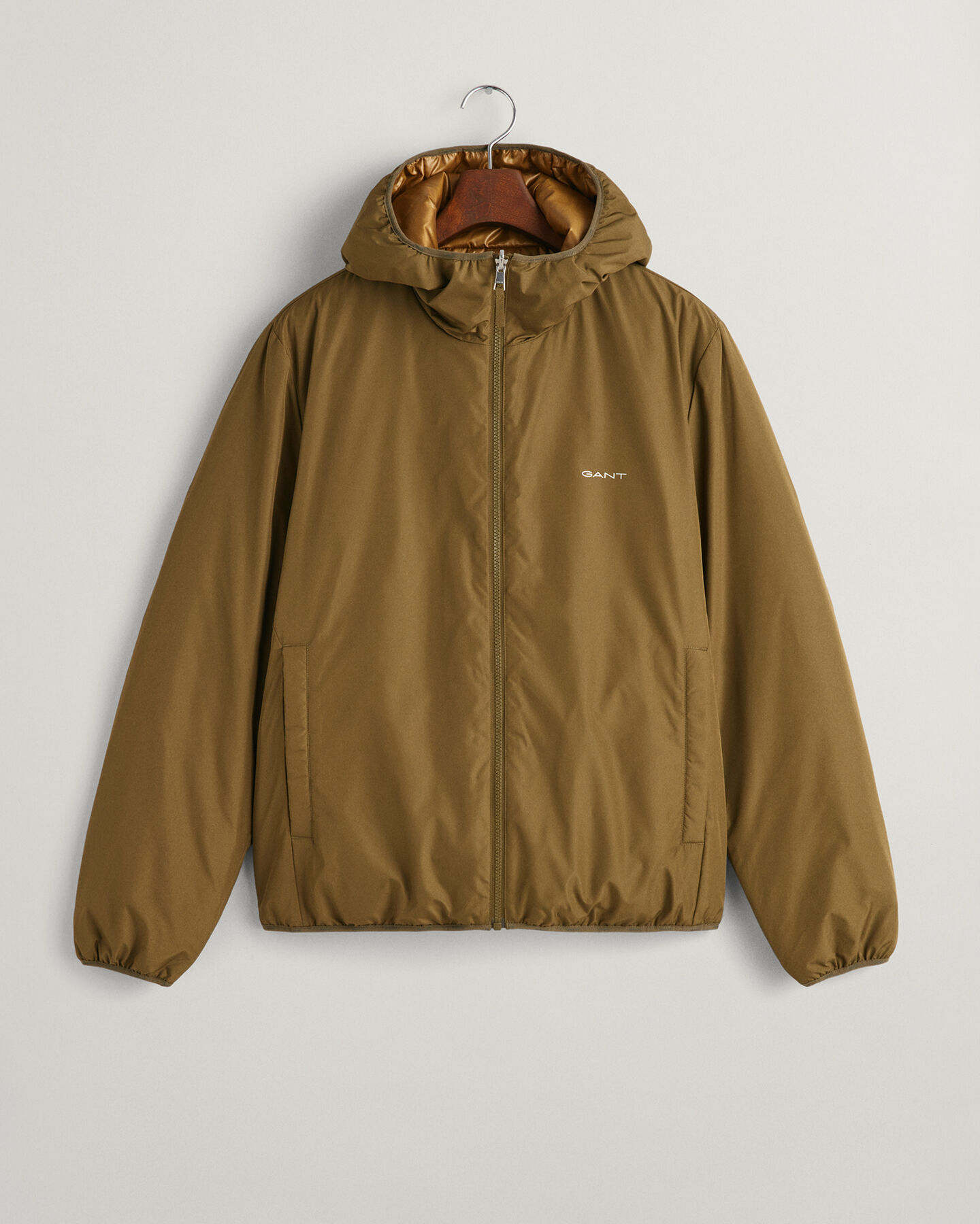 Vendbar jakke med h&aelig;tte