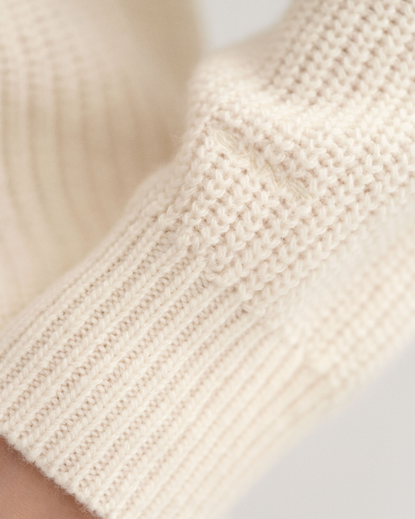 Ribstrikket sweater i uld med V-hals