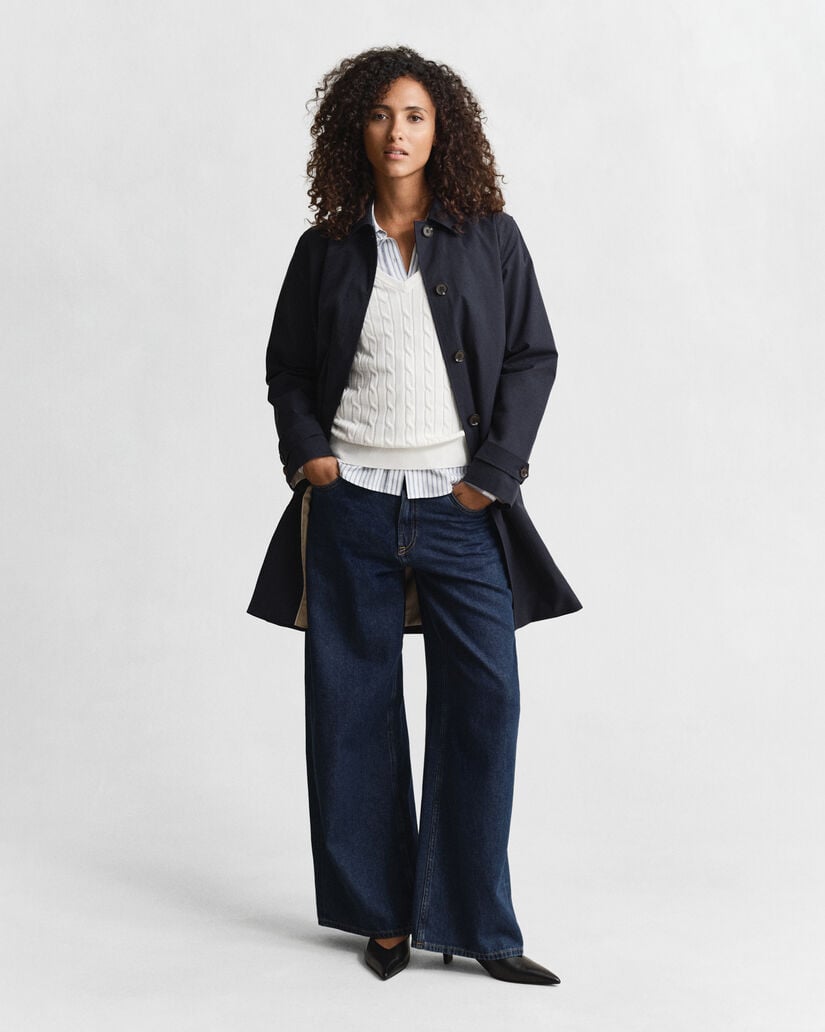 Kabelstrikket sweater af strækbomuld med V-hals