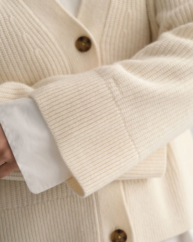 Ribstrikket cardigan af uld