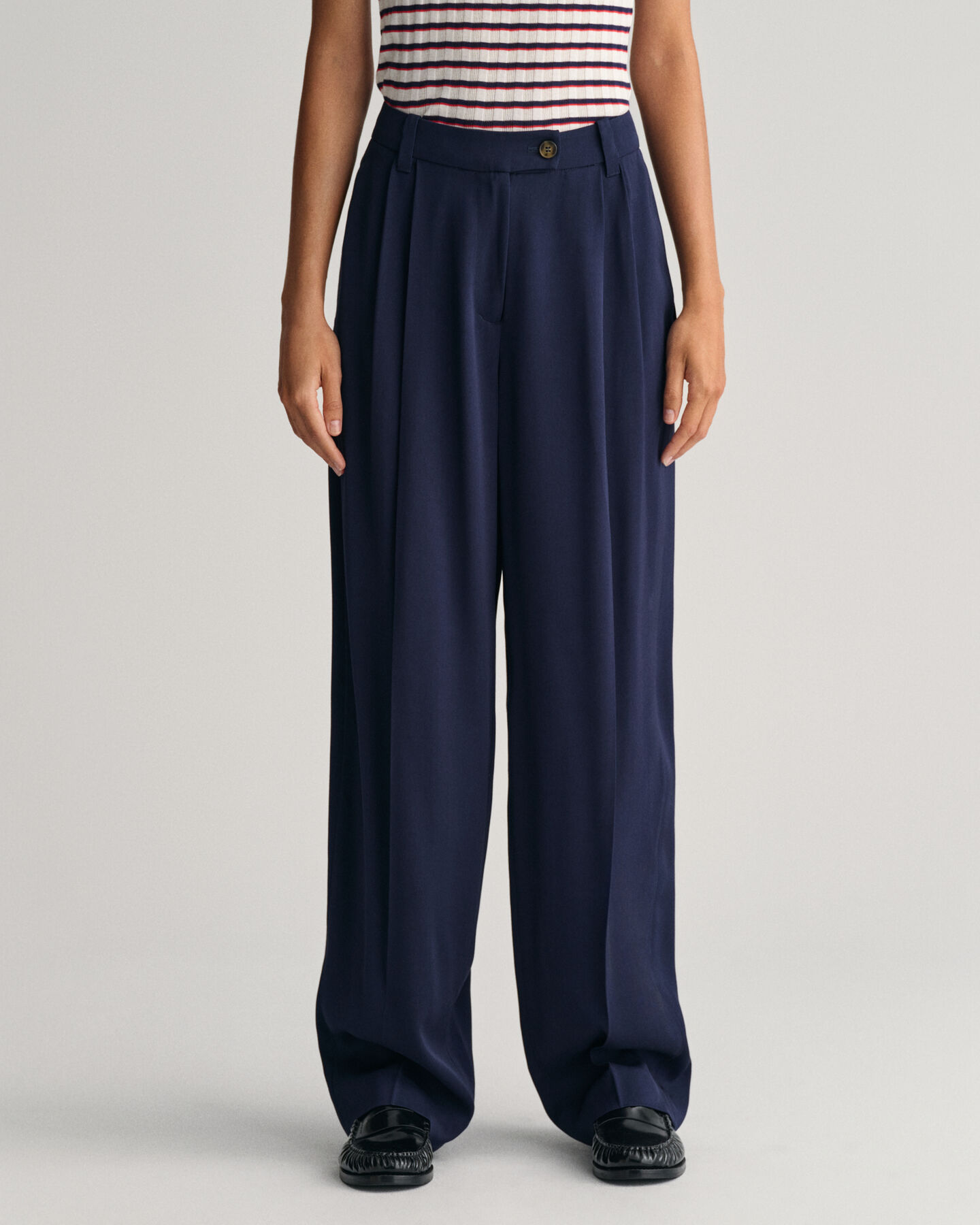 Loose fit lavtaljede chinobukser med brede ben