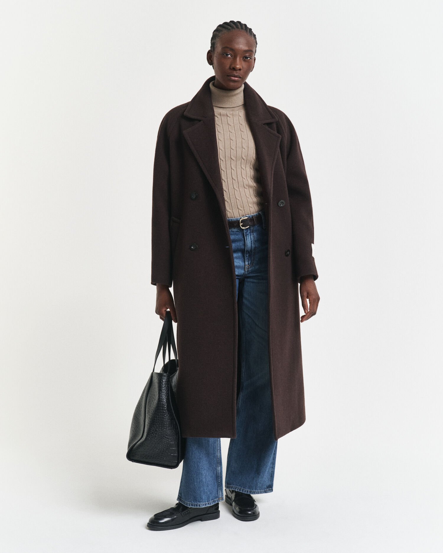 Kabelstrikket sweater af strækbomuld med rullekrave