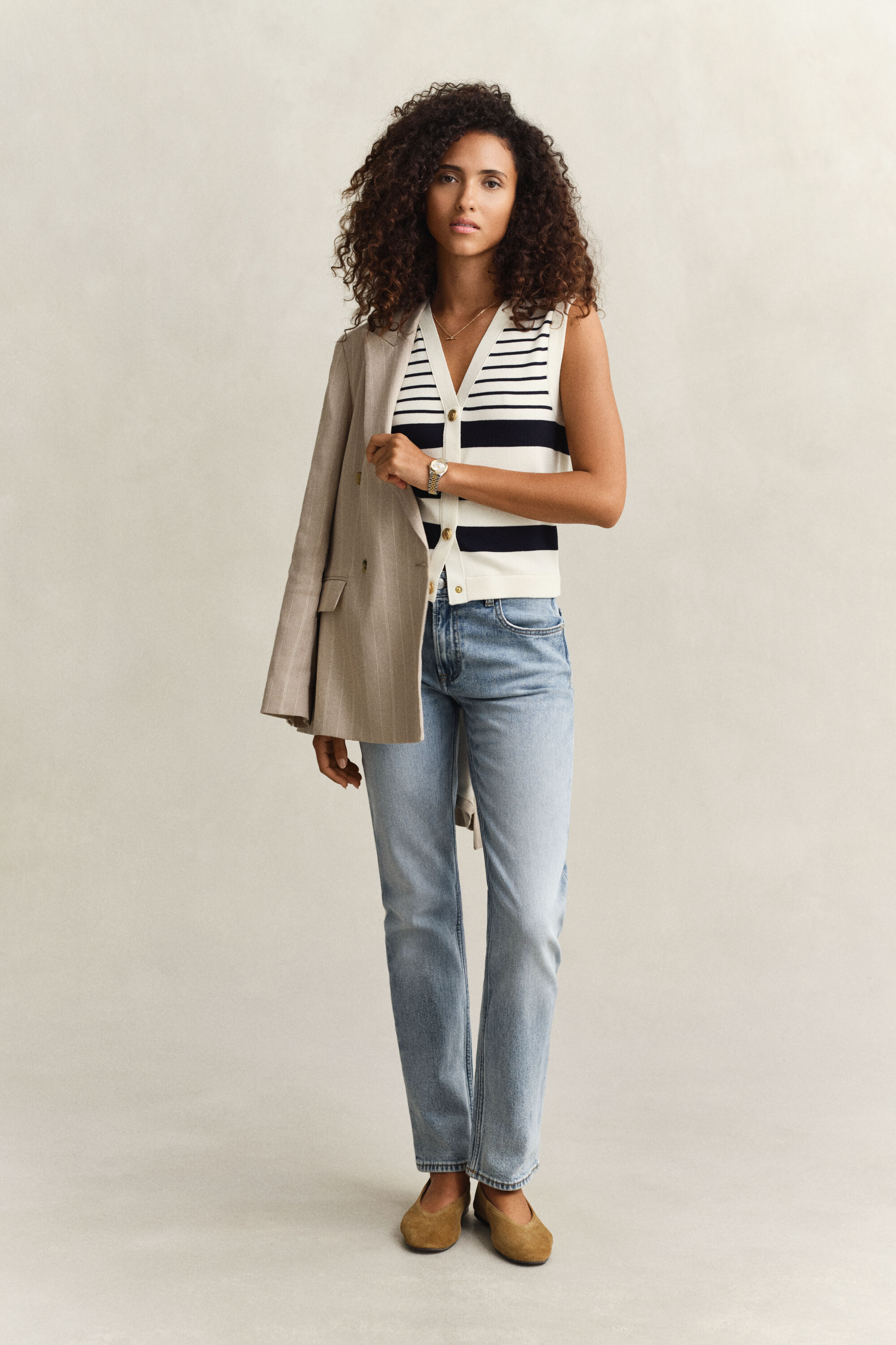 Strikket vest med striber